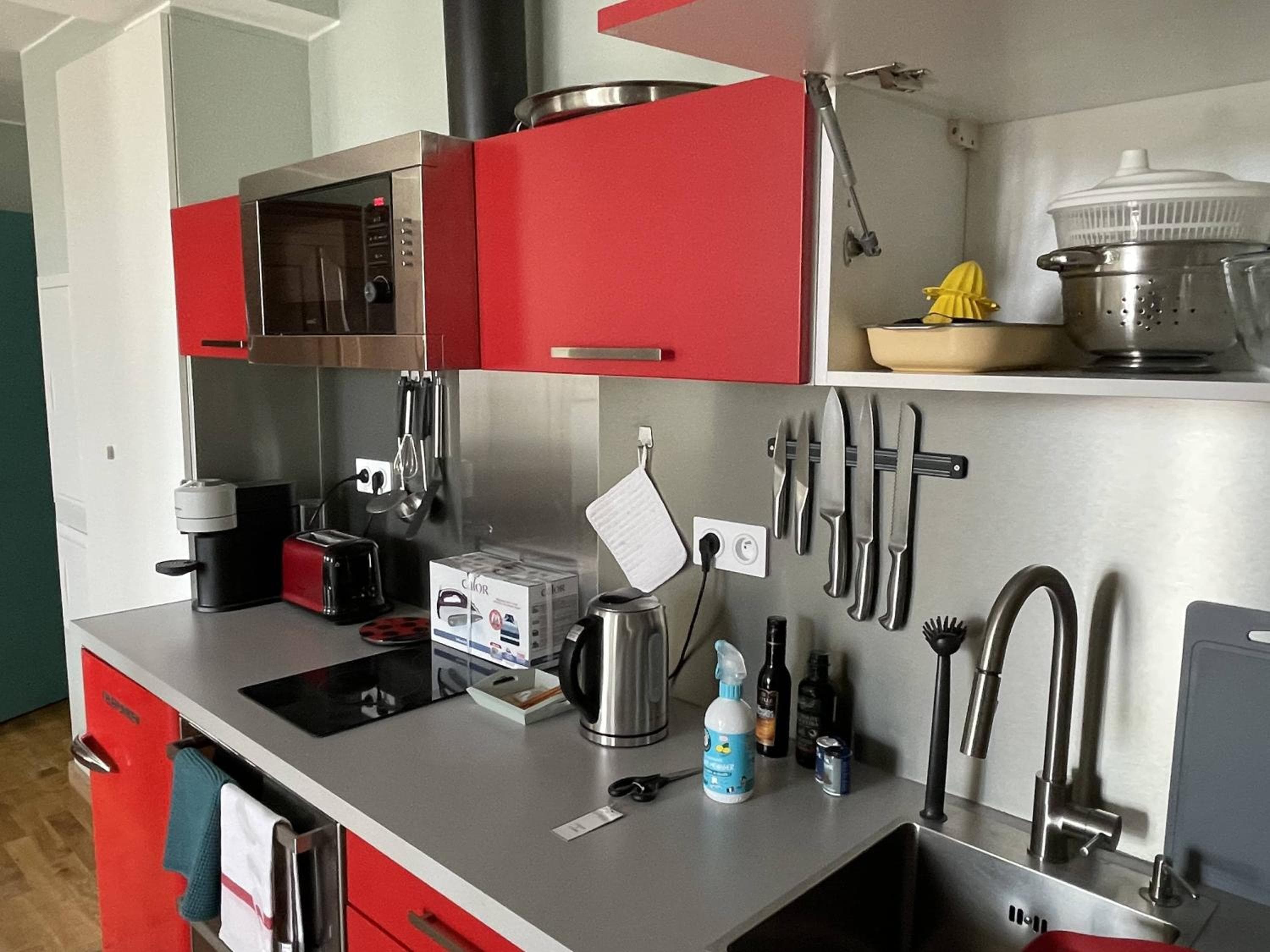Appartement mignon calme douillet ascenseur clim étage élevé proche parking et toutes commodités au coeur du Toulon historique