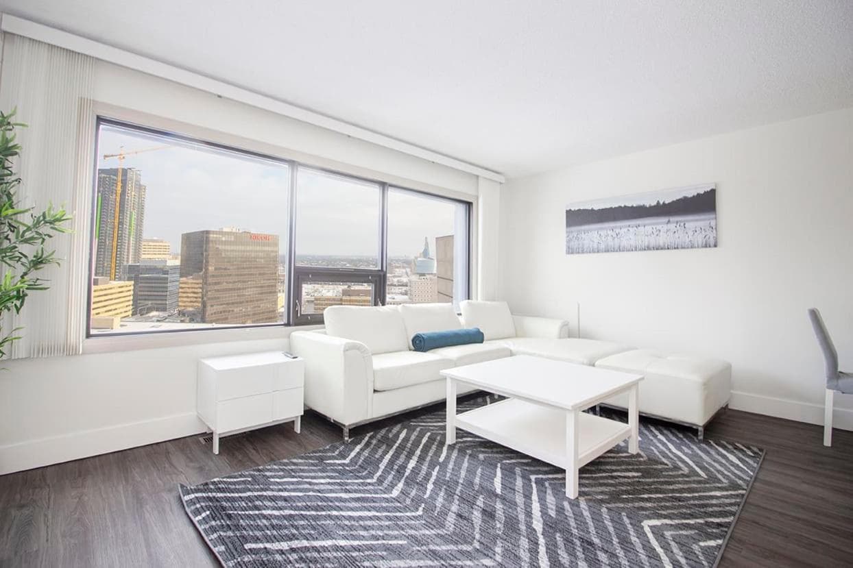 1 Bedroom Suite in Downtown Winnipeg With Parking