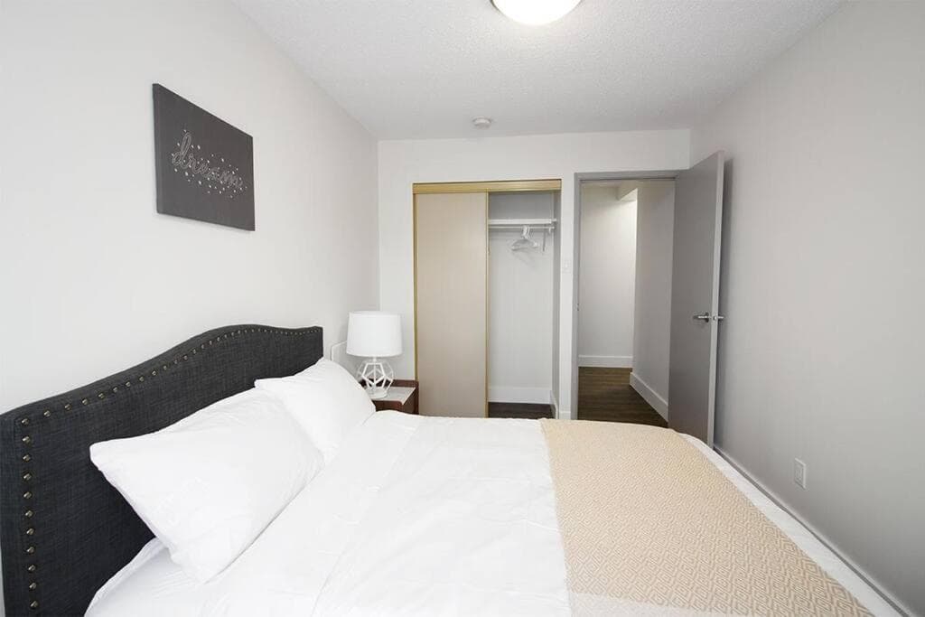 21st Floor Two bedroom downtown unit FREE parking