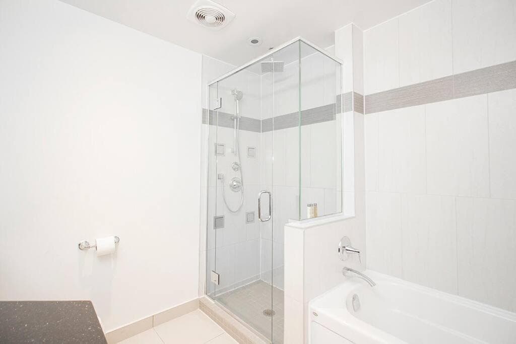 Luxurious 1Bdrm Apartment with Parking and WiFi