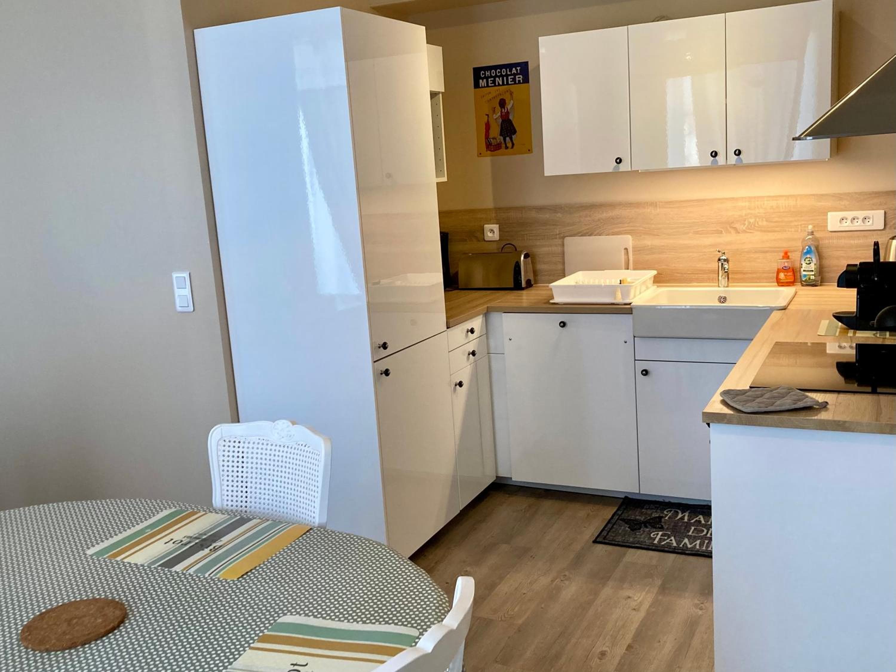 La maison Virginie logements de 1 à 5 pers chaleureux centre, parking, linge, wifi, proximité lac canal piscine