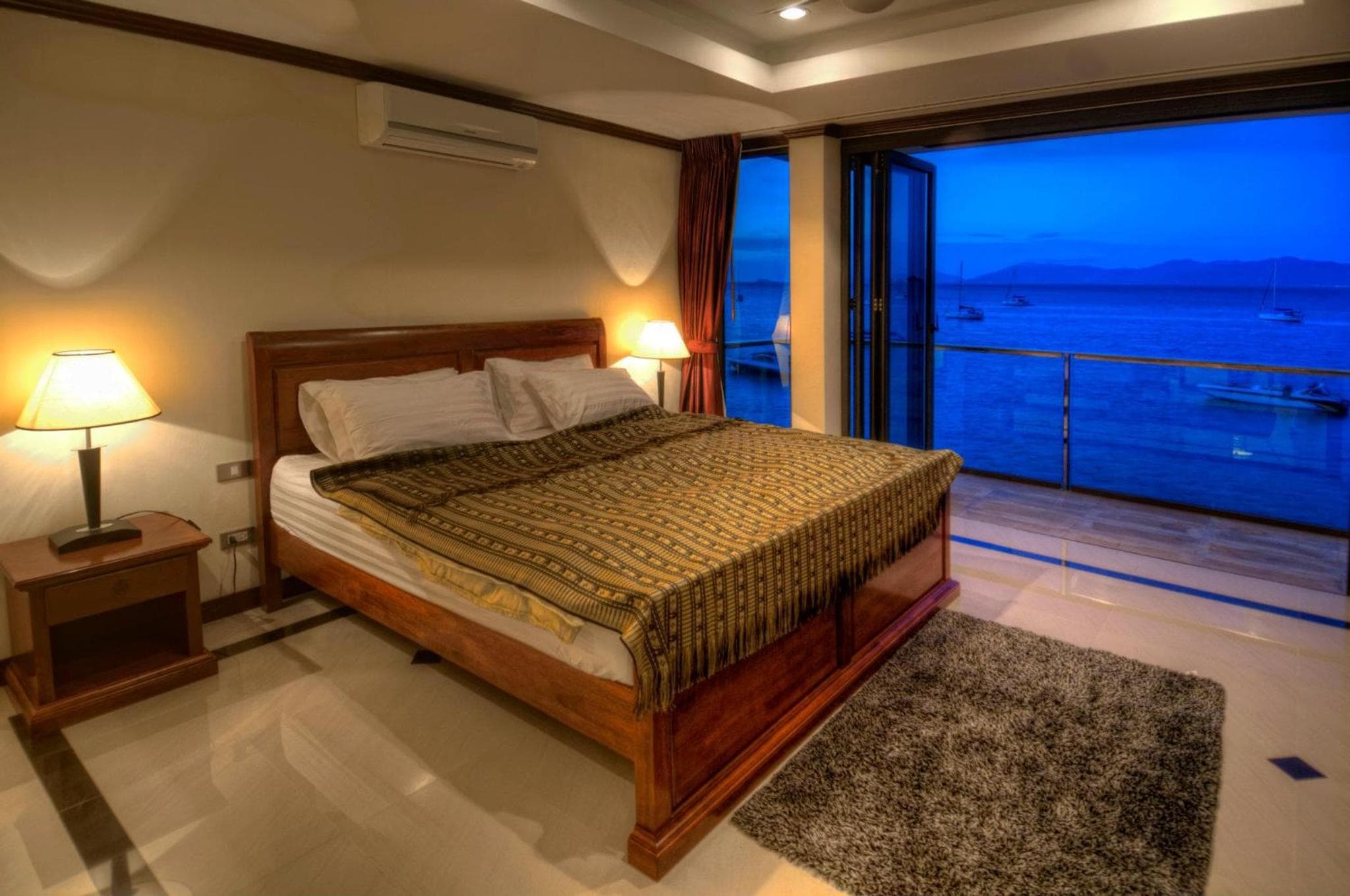 Emerald Beach-Front Apartments Fishermans Village
