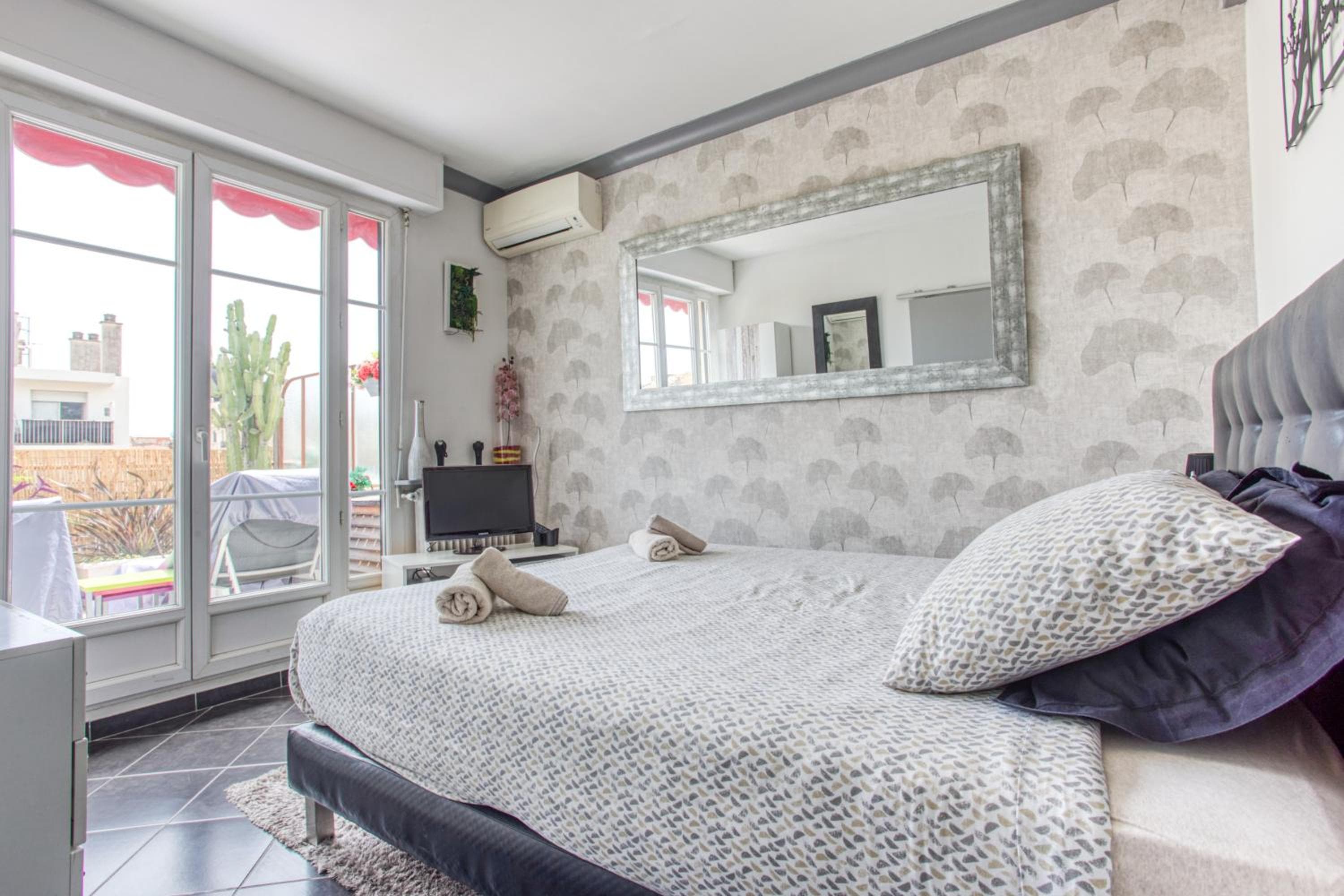 LE MANTEGA - F2 MODERNE,CENTRE VILLE, 2 GRANDES TERRASSES,CLIMATISATION, ASCENSEUR