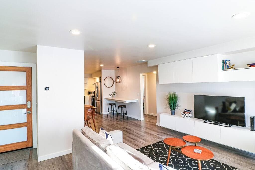 Condo 24! Prized Location. Modern! Bright! Enjoy!