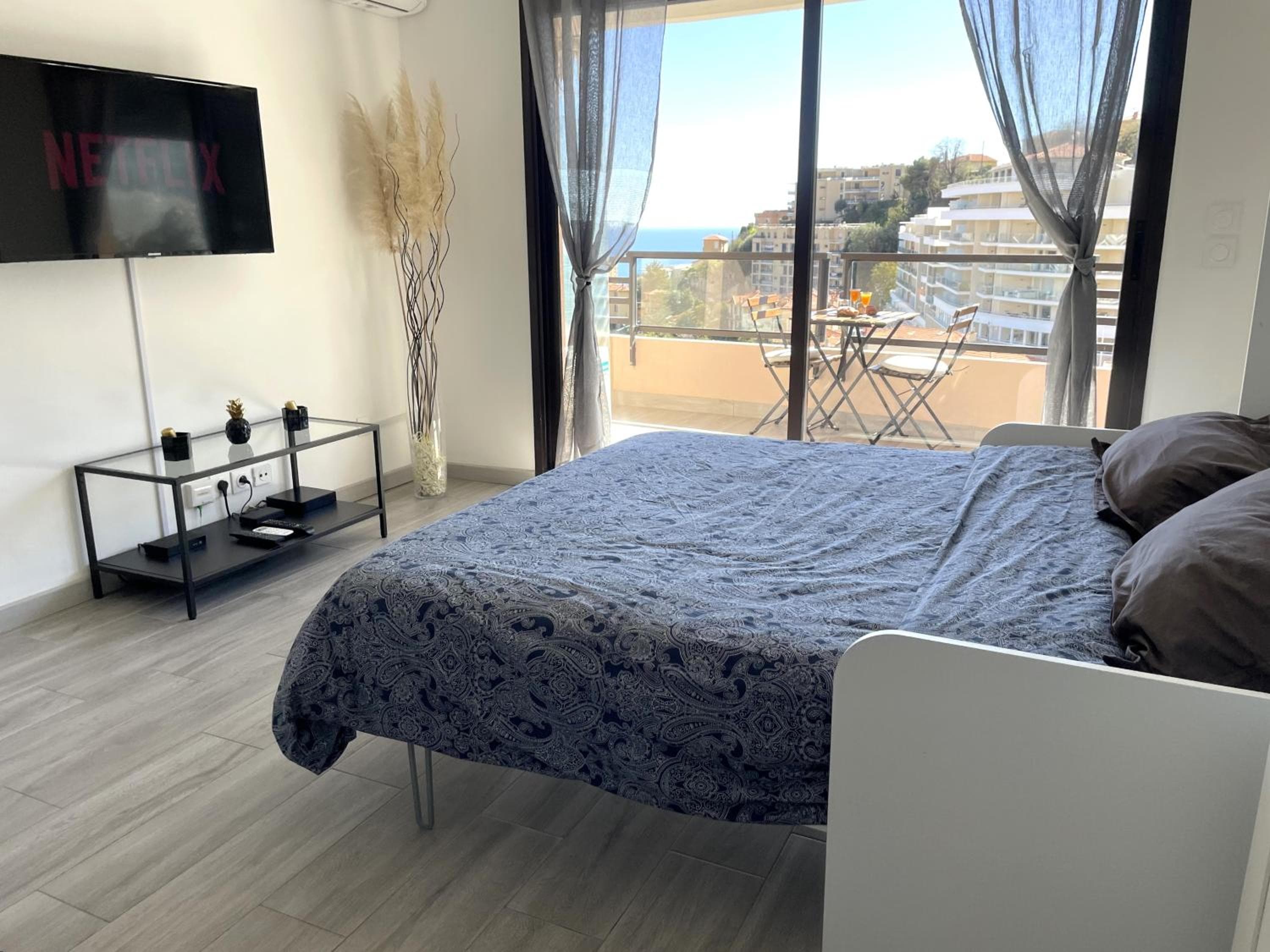NEW Studio, Pool and Sea View • Close to Monaco