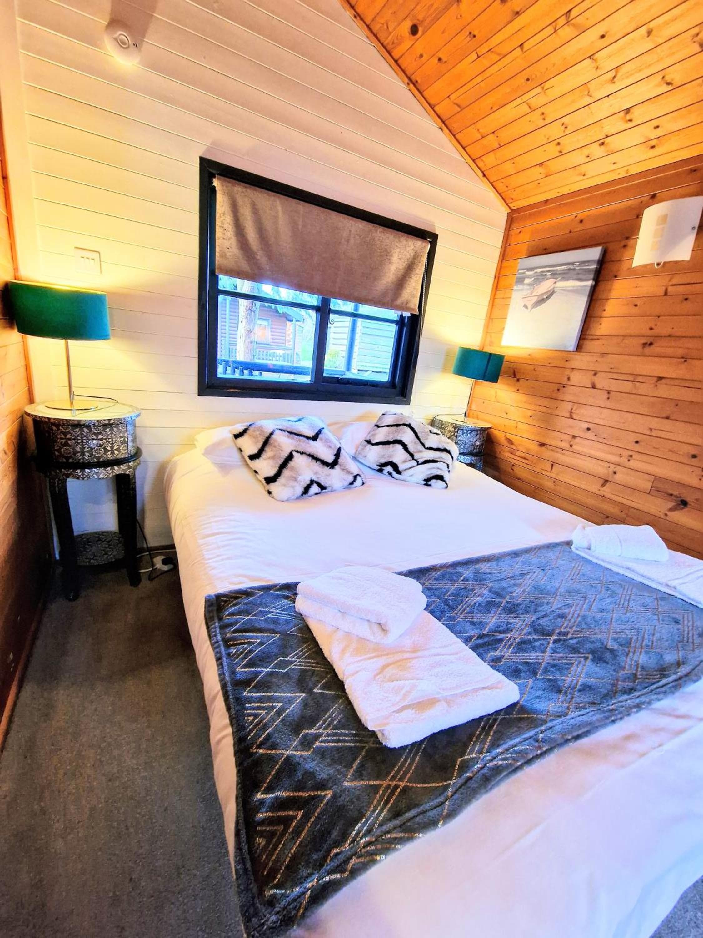 Otter 4 Hot Tub - HuntersMoon-Warminster-Bath-Salisbury