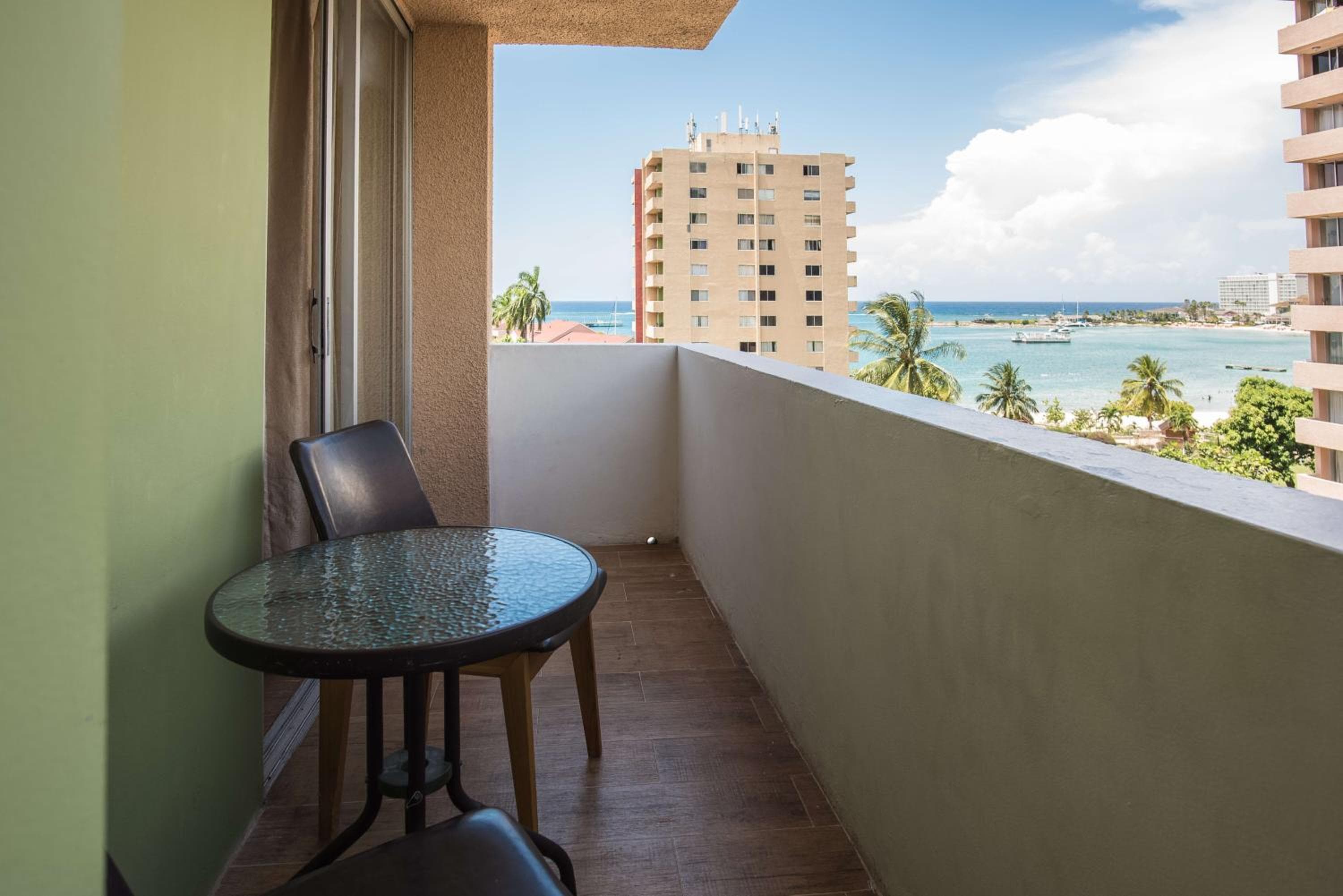 Emerald One Bedroom Suite At Turtle Towers