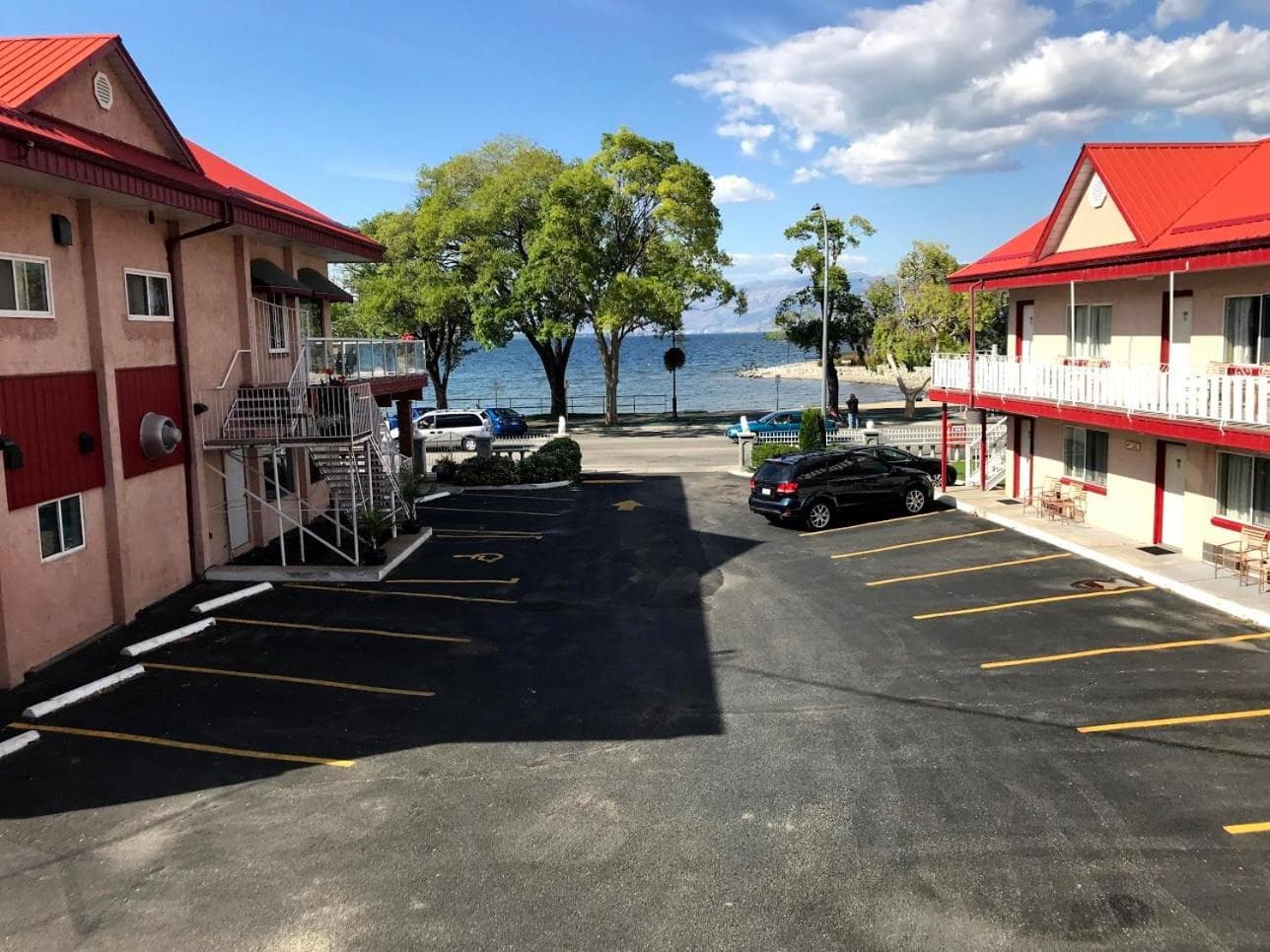 SlumberLodge Hotel