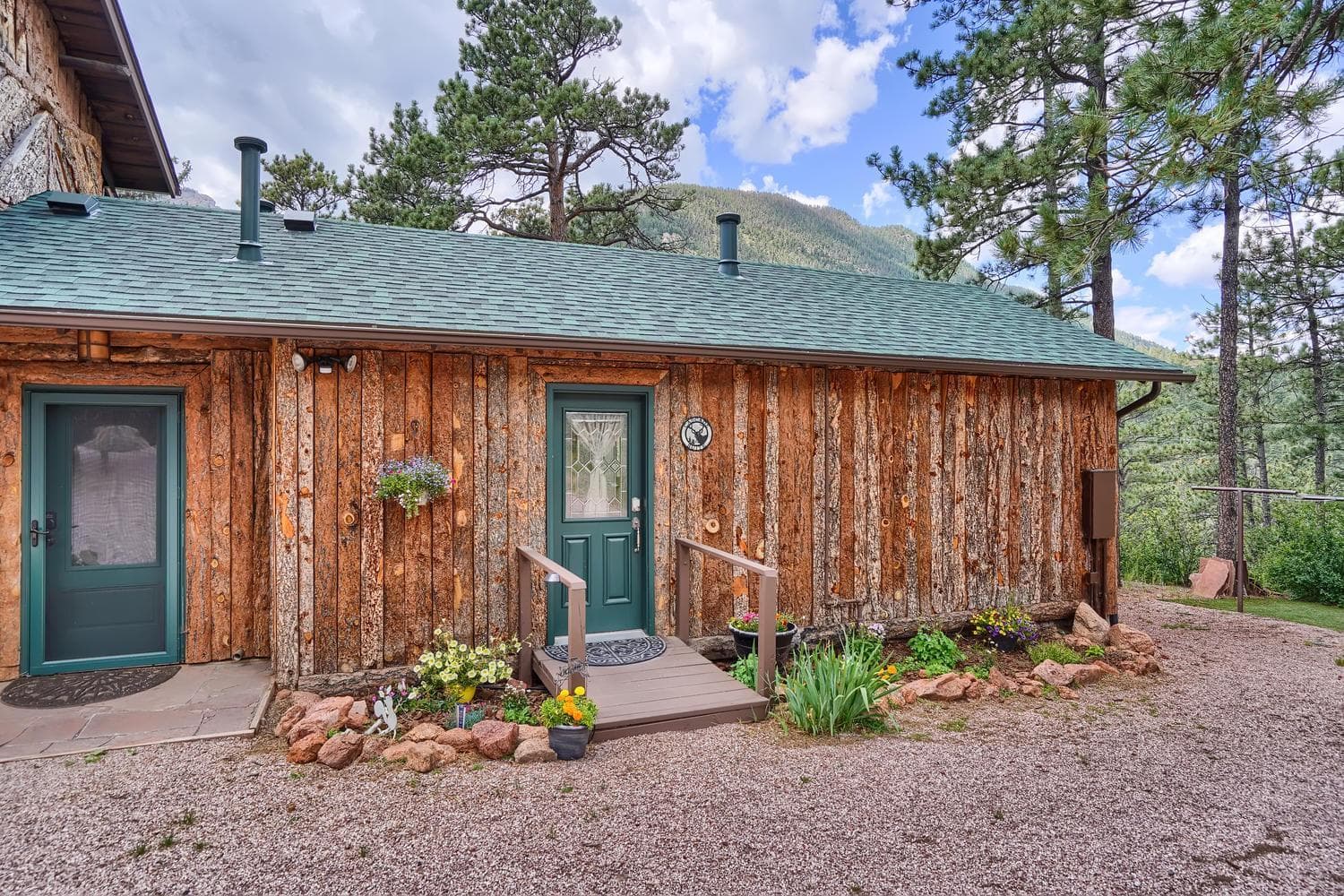 Pikes Peak Guest Cabin at Rocky Mountain Lodge