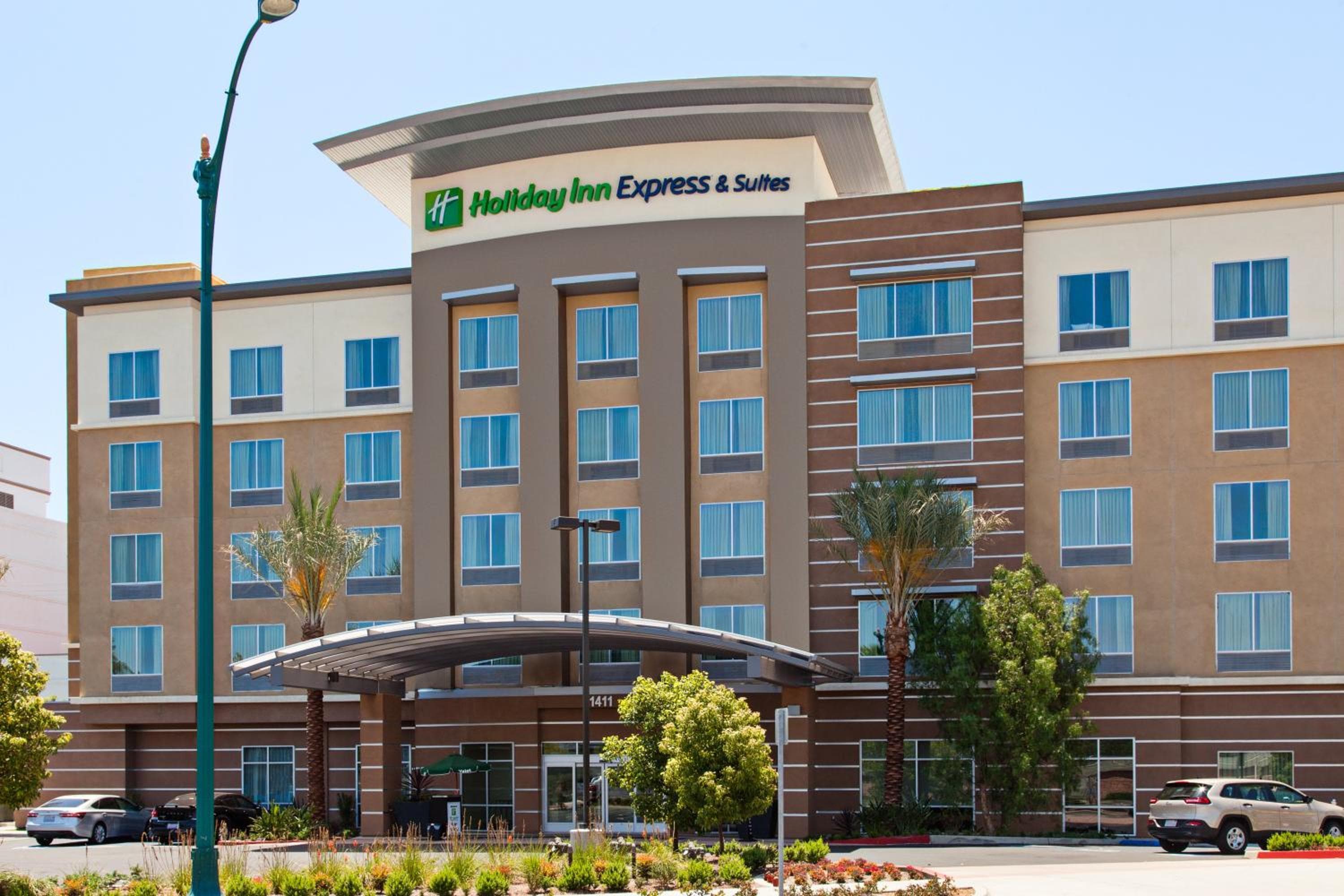 Holiday Inn Express & Suites Anaheim Resort Area by IHG