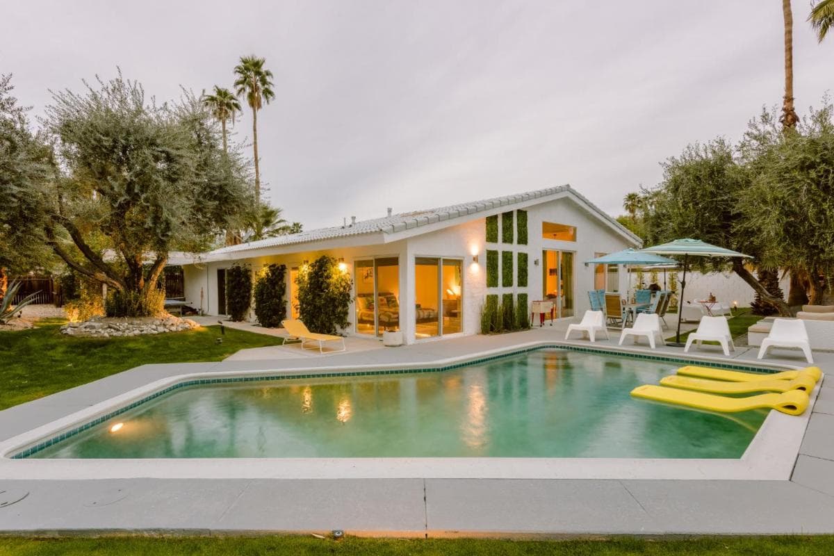 Mid Century Modern With Amazing Mountain View (E-Scooters Included)
