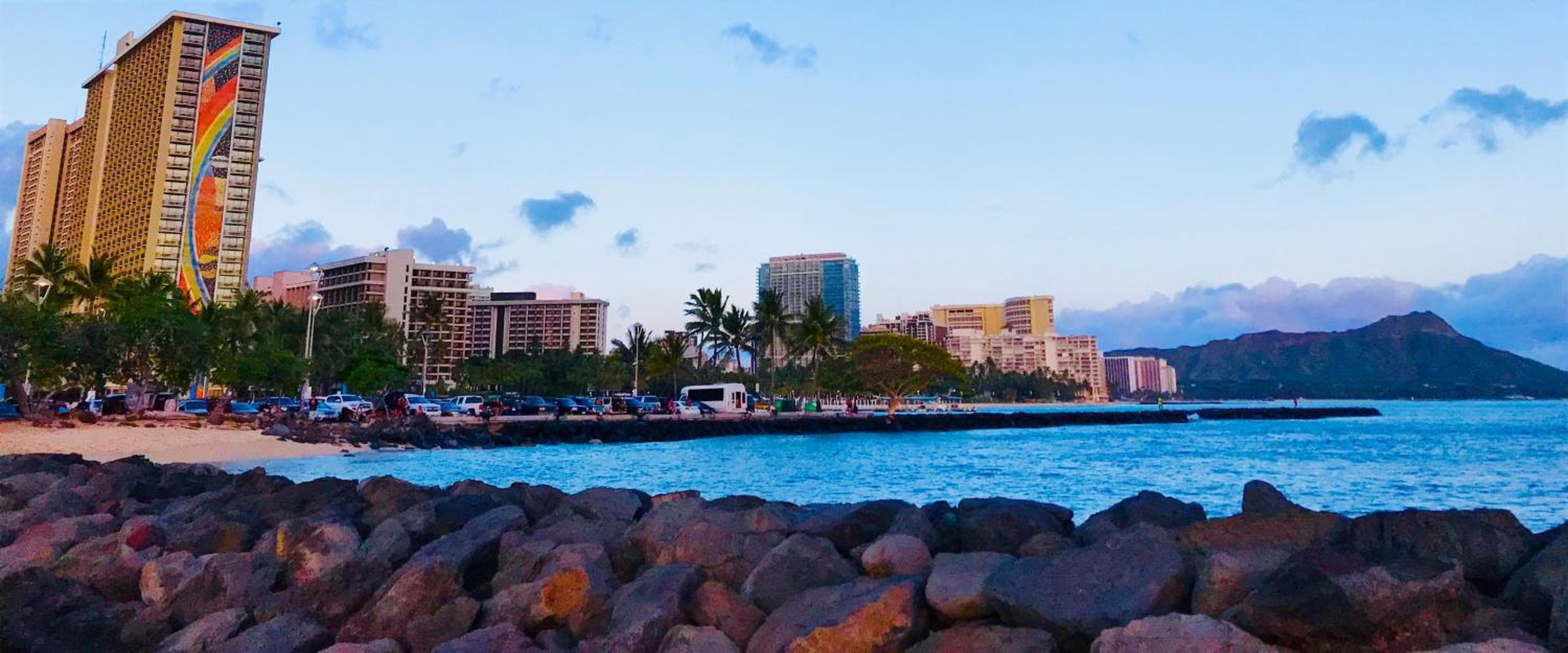 WAIKIKI 2 BEDROOMS, 1 BATH, FREE PARKING, SLEEP 6