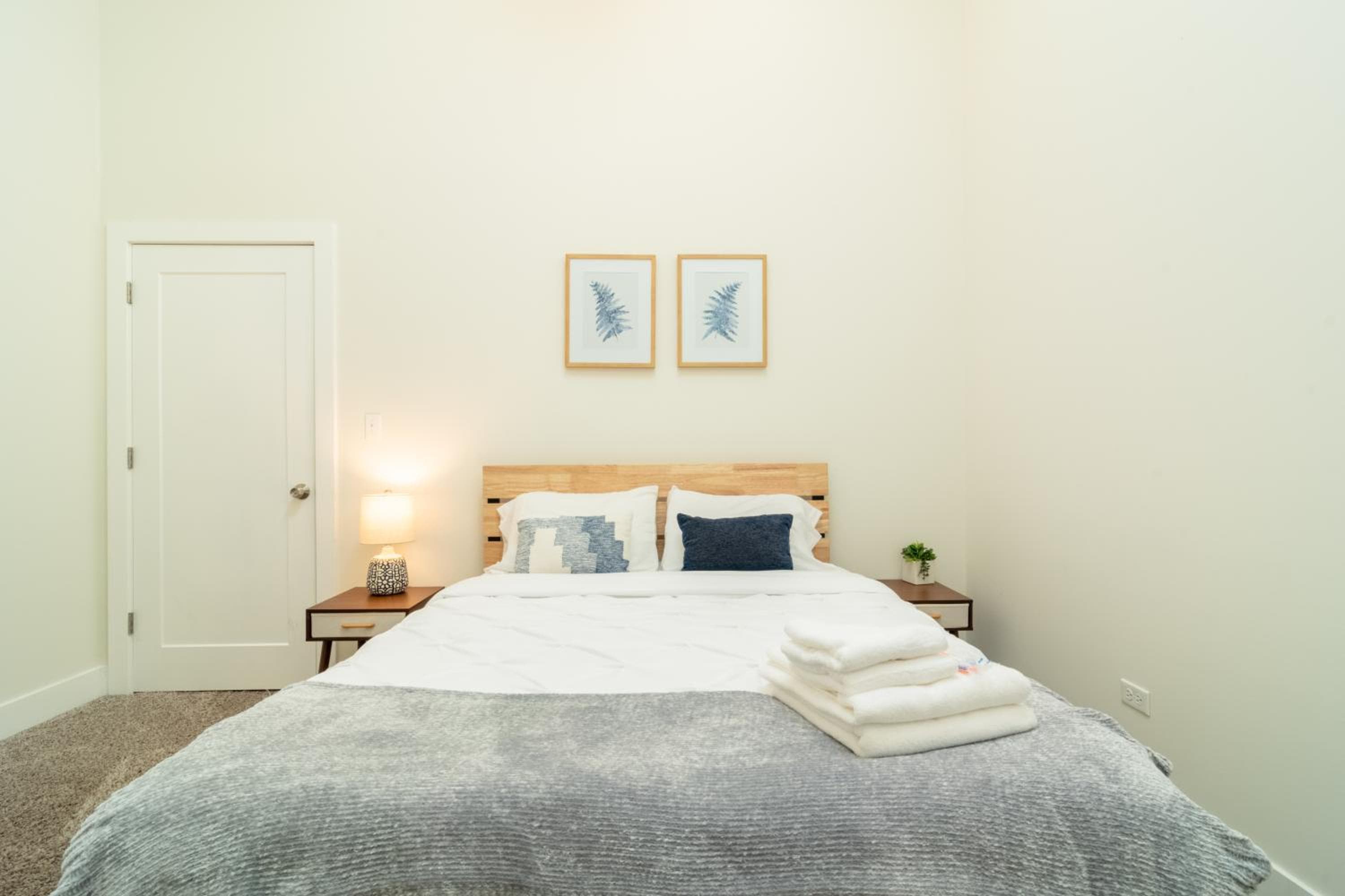 McCormick Place 420 Friendly 3BR in Downtown Chicago with Optional Parking Sleeps 8 Guests Near Soldier Field, Grant Park and Lakefront Trail