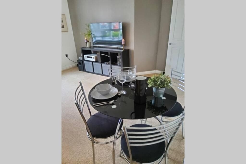 Stylish 2 bed 2 bathroom apartment for up to 5