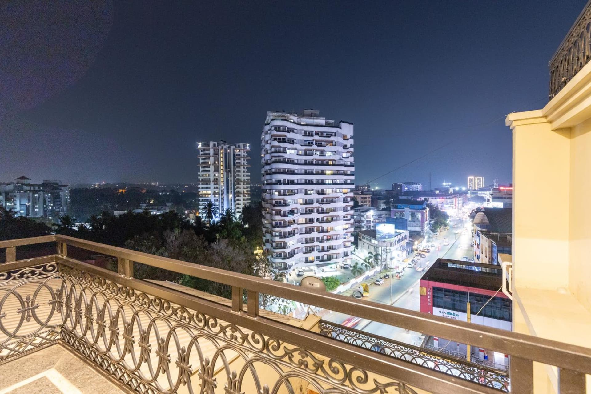 Hotel Paramount Suites & Service Apartments