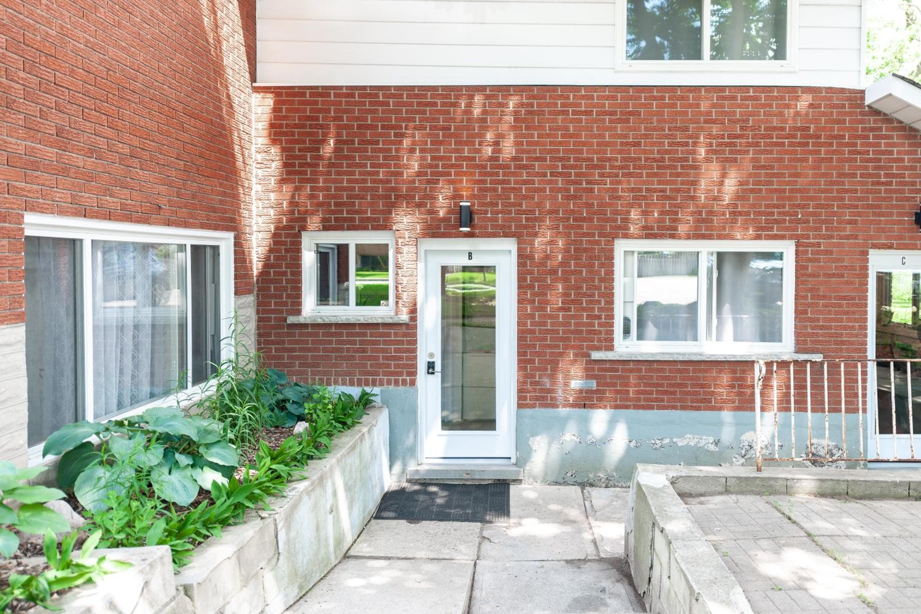 ENTIRE BACHELOR UNIT EN-SUITE UPTOWN WATERLOO - e5