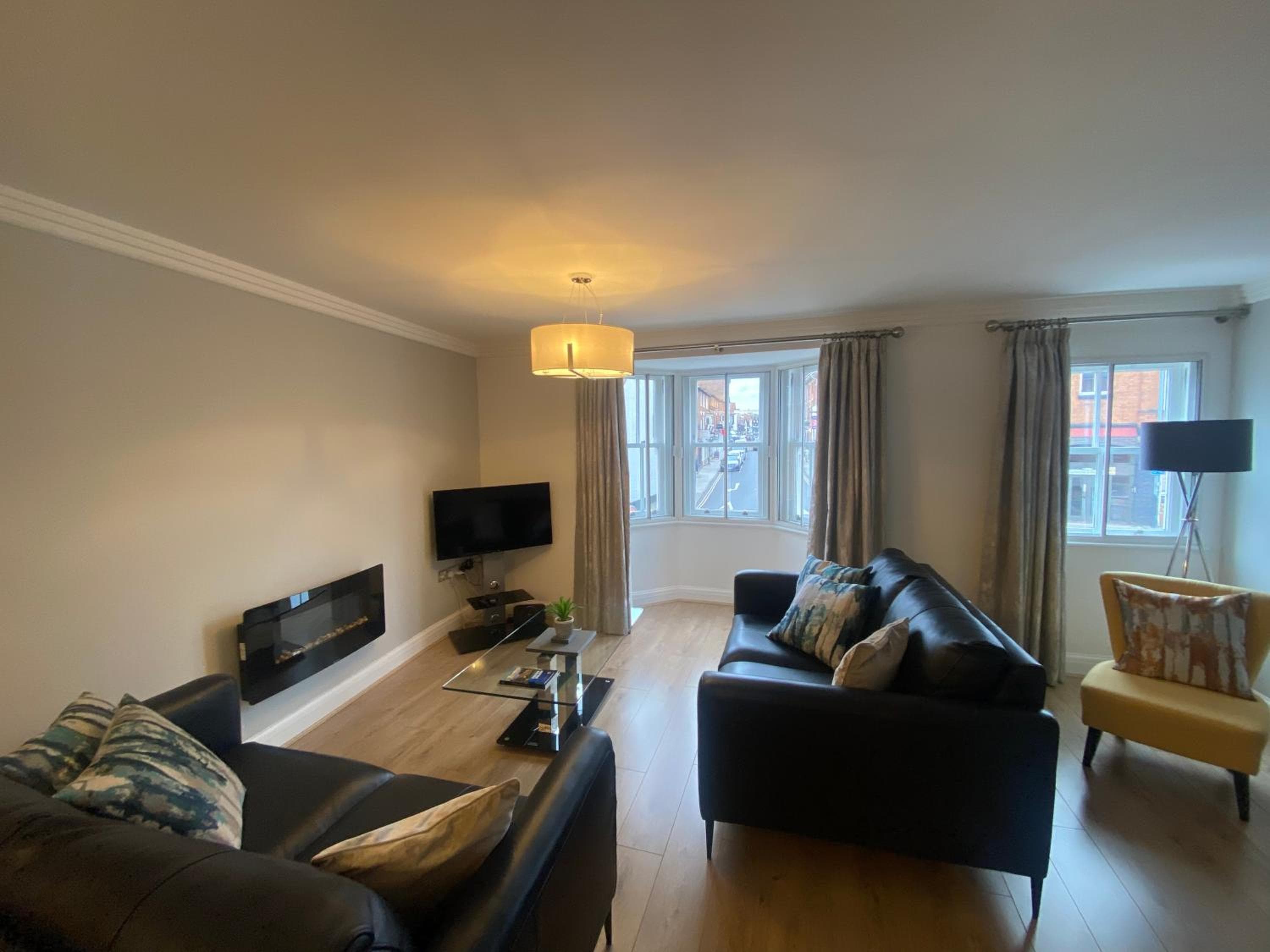 GS - Luxury, modern town centre, 2 beds, free parking for one vehicle
