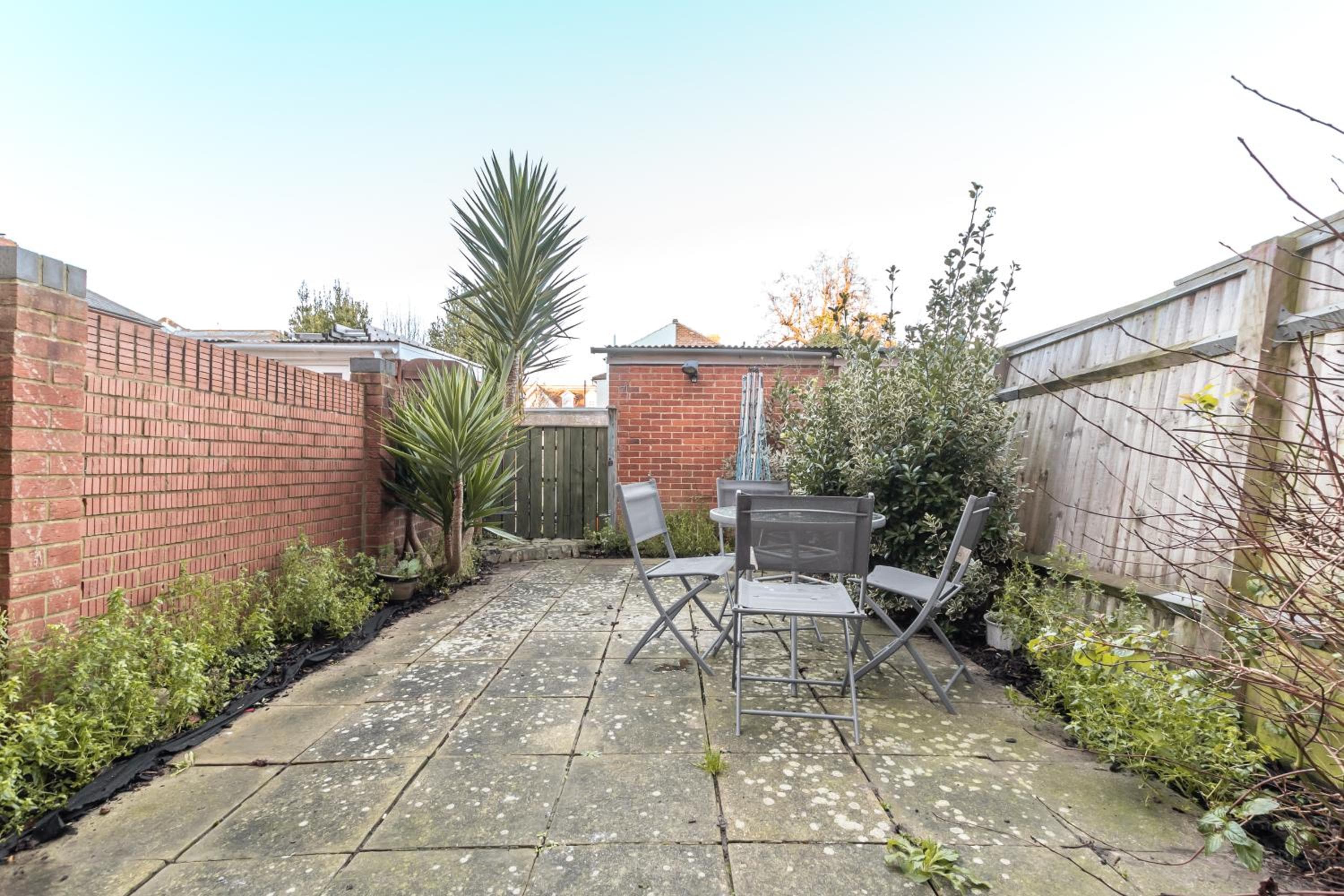 BEST PRICE! LARGE HOME - SMART TV - COMFY BEDS - GARDEN - 4 Single Beds or 2 Doubles! SLEEPS UP TO 4 GUESTS!!