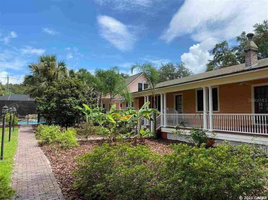 University House - 8 Bedrooms Walk to UF / Stadium