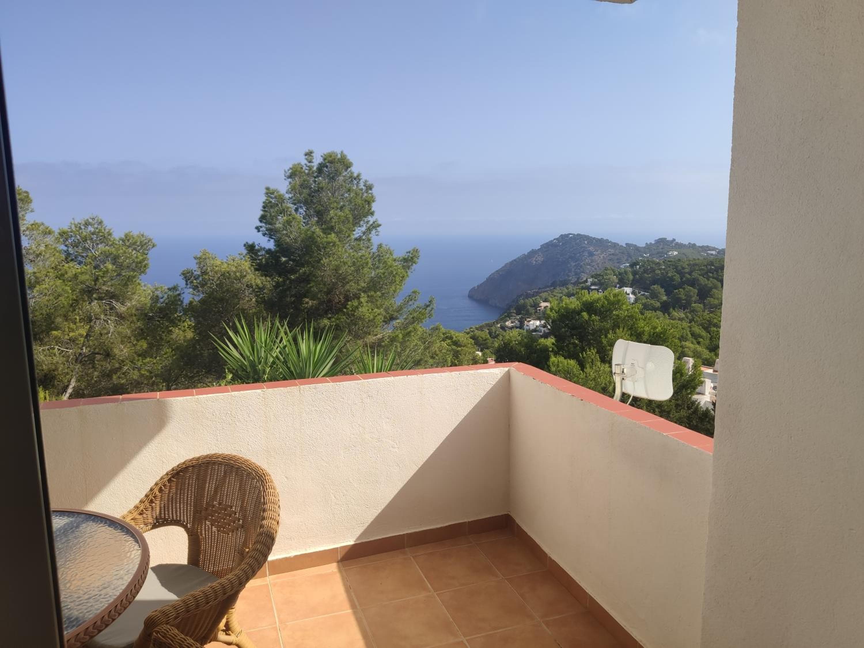 Semi-detached house, with an impressive view of the sea and the valley