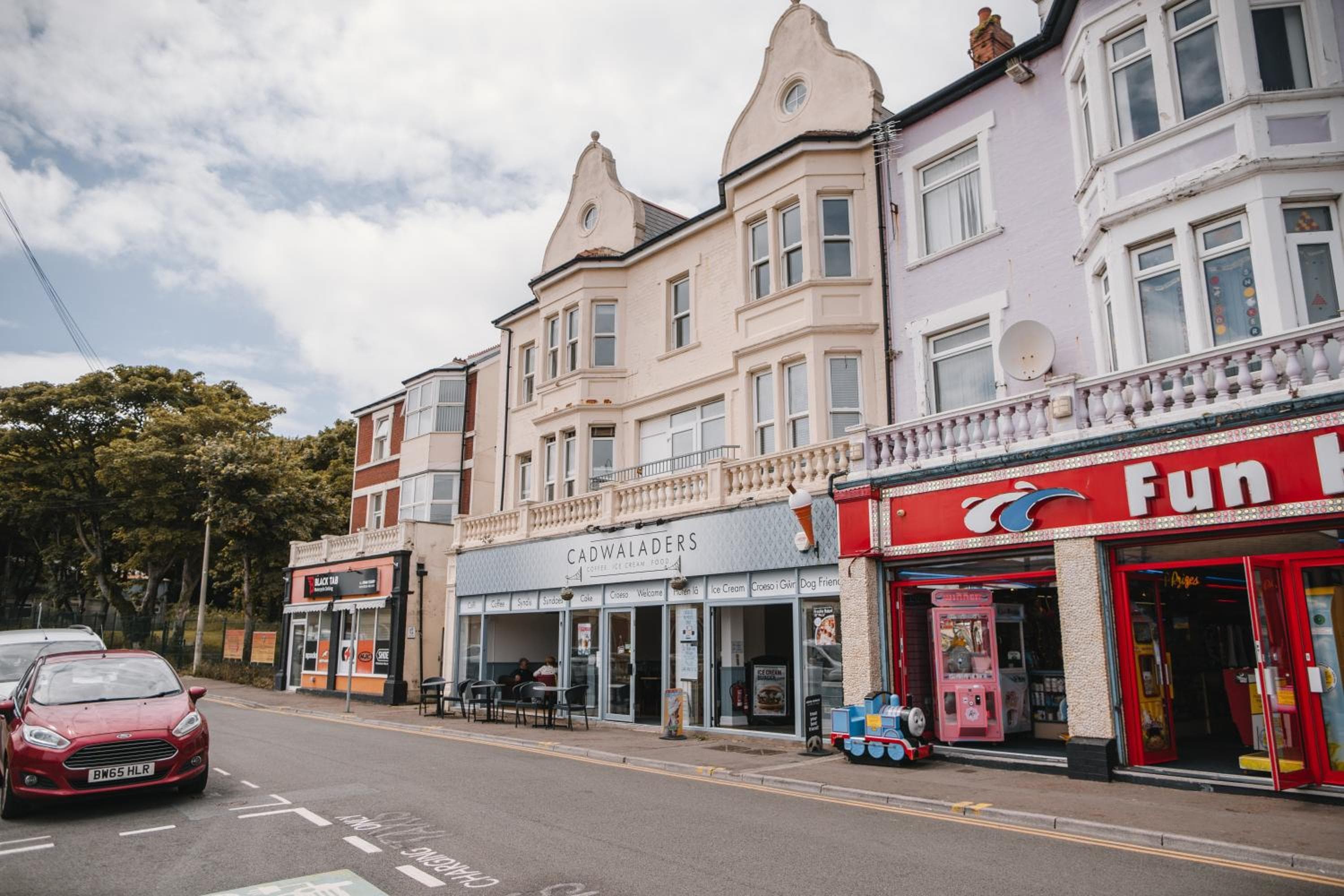 Barry Island Beachfront Apartment - Stunning Bay Views and Private Parking