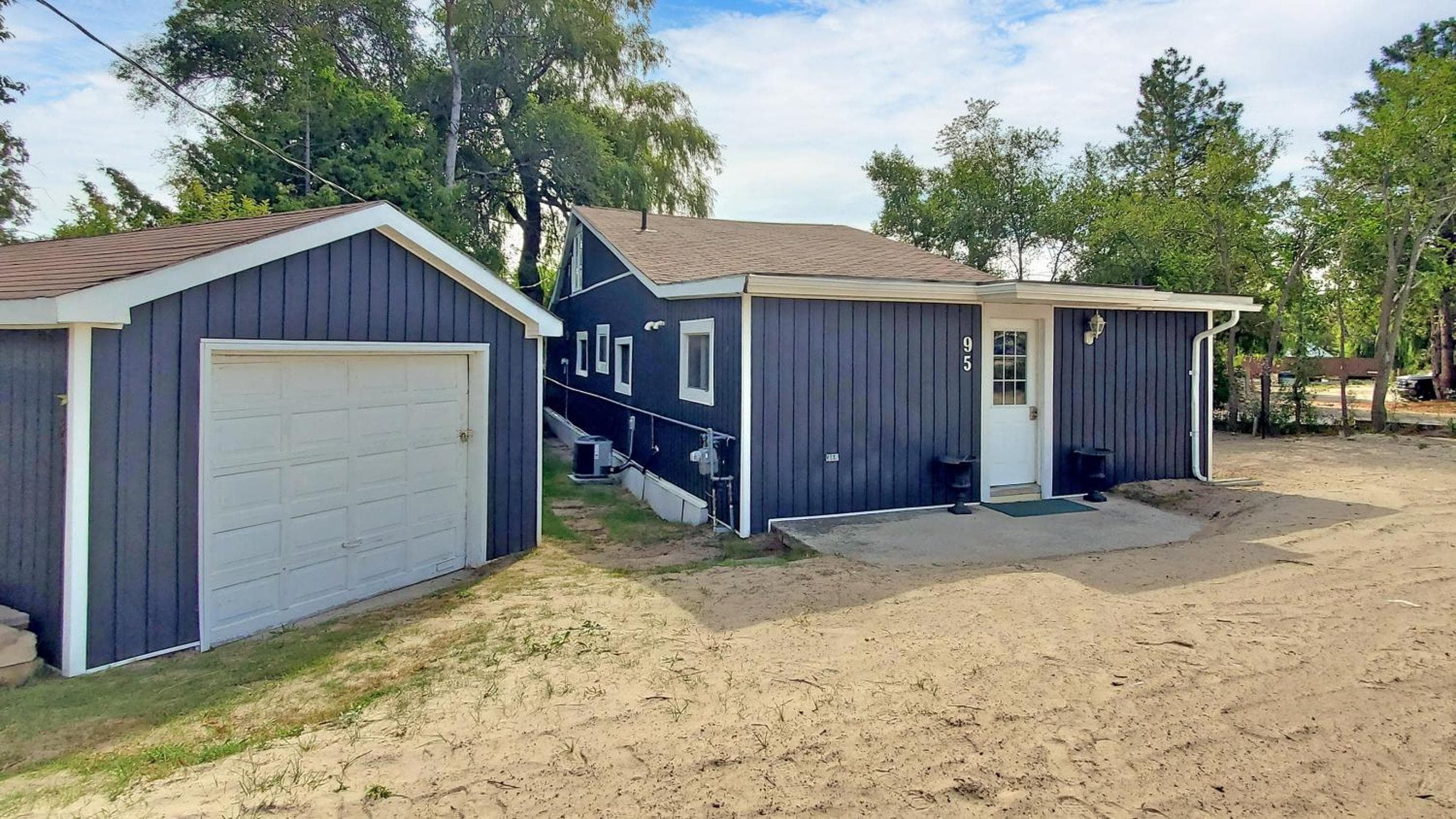 Wasaga Beach 1 - Walk to Main Beach - Riverfront - Sleeps 10 - 95 Mosley St