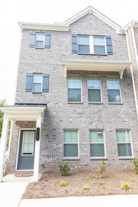 New spacious 3 bedroom suite garage parking free Wi-Fi office space and patio view