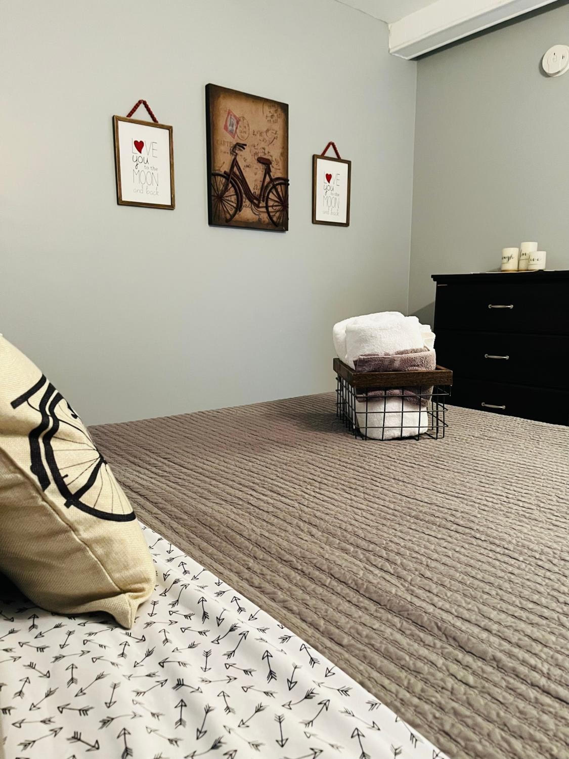 Cozy Main Level 2 Bedroom Apartment next to DIA