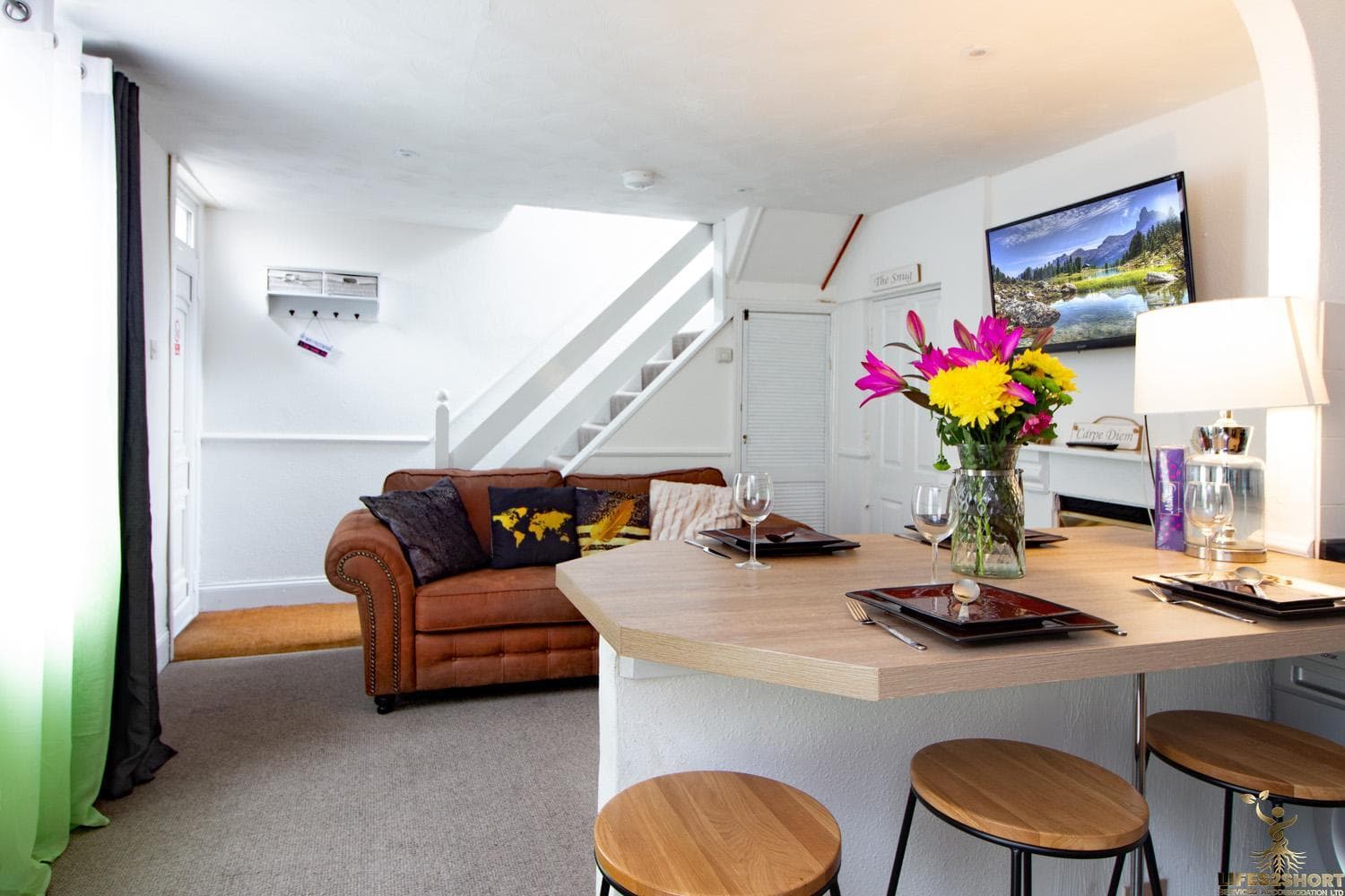 Spacious 3 to 4 Bed 3 Floor House Close to City Center Shops Restaurants and Parking Nearby