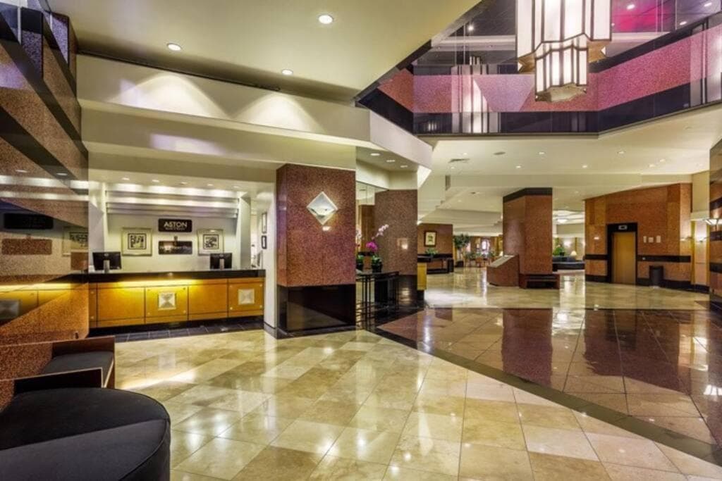 Condotel Quiet with High Ceiling Free Parking and WiFi