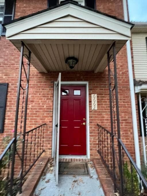The Red Door 2-bedroom townhouse near VT & RU