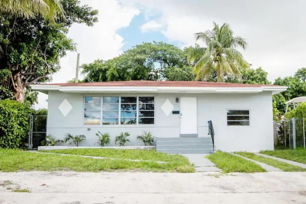 Modern 5 Bedroom Miami Home 15 Min to the Beach