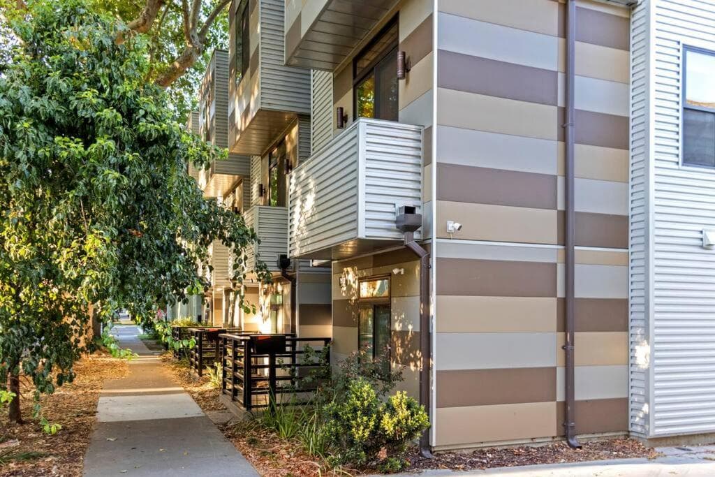 Luxurious Brownstone Retreat - Walk to DT/Golden1