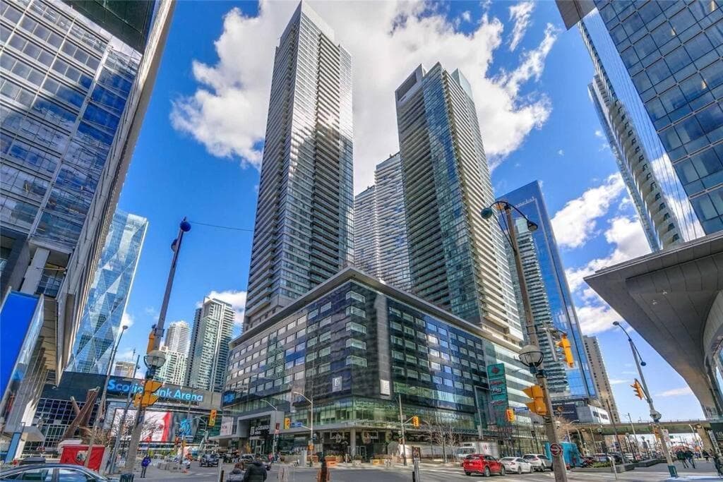 2-Bdrm and 1 Den 3 bed Condo with 2 bath - Prime location- Adjacent to Scotiabank Arena, CN Tower, Union Station, Ripleys