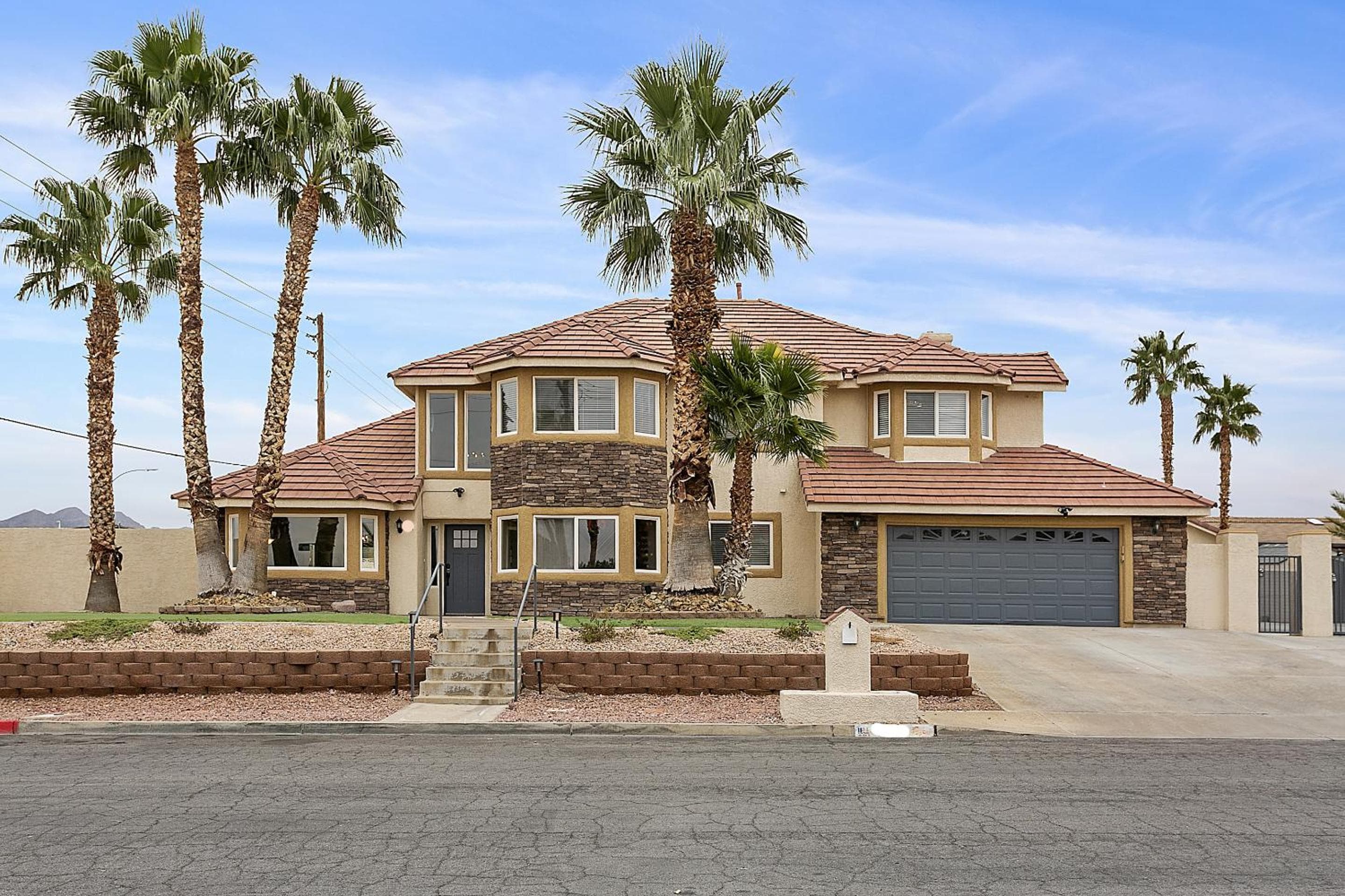 5BDRM Lux Estate- Heated Pool and Neon Arcade Room