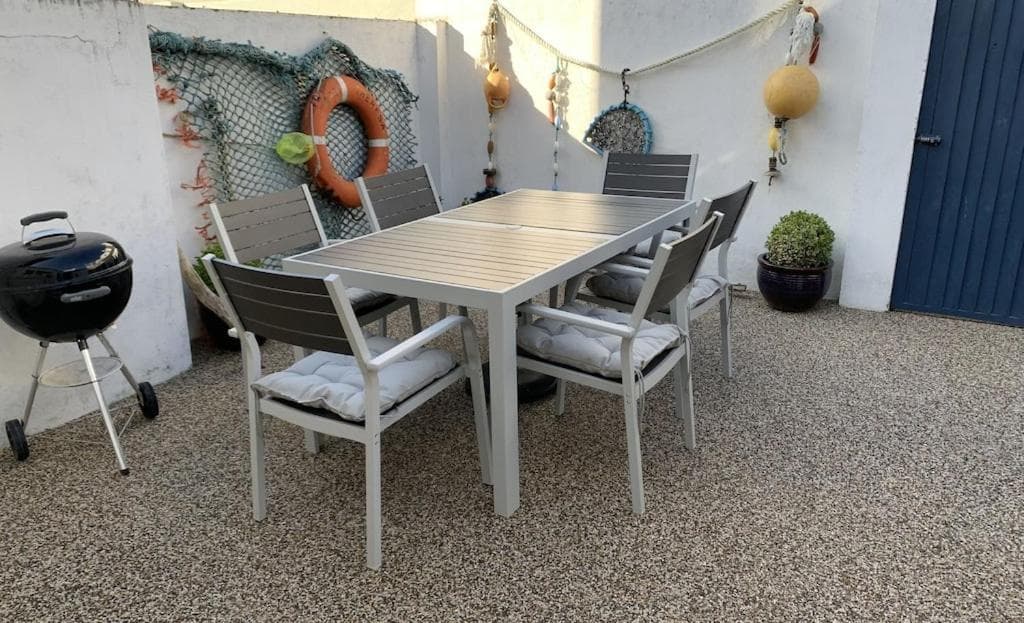 Seasalt Cottage - Modernised traditional cottage, Sleeps 5,short walk to beaches, town, amenities