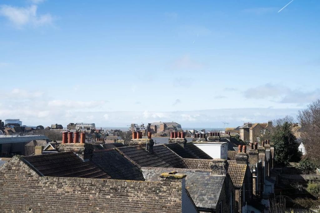 Boutique Central Margate Apt. - edge of Old Town!