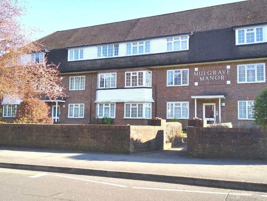 2 Bed Flat Near Station with Parking&Comgarden