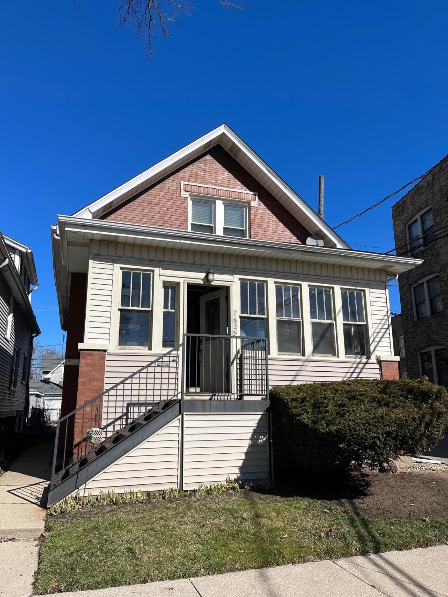 Sunny 2 BR Apartment west of Chicago in quaint Forest Park center
