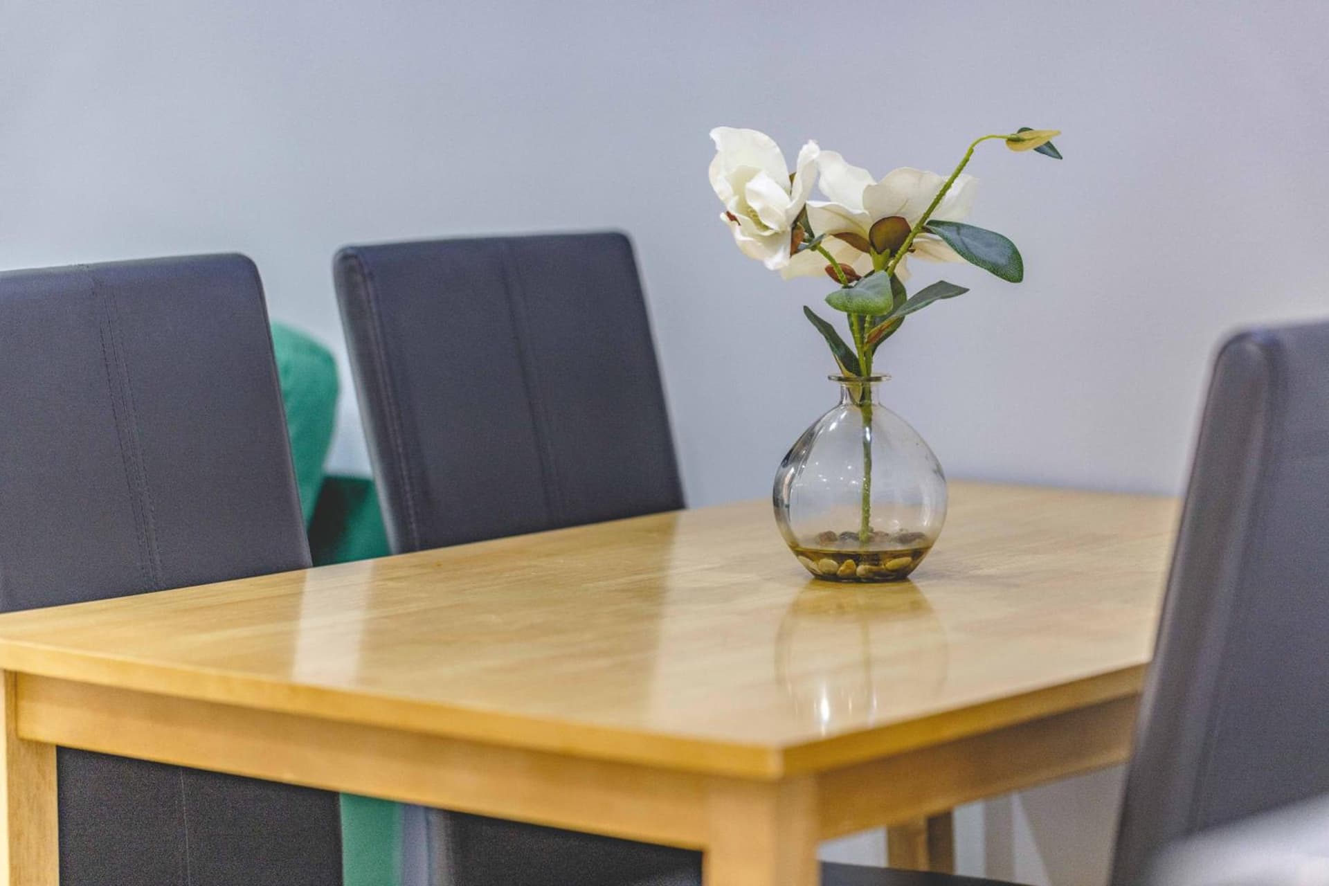 2 BED AT SLOUGH STATION & PARKING - LONDON IN 20 MINS - By Tempstay