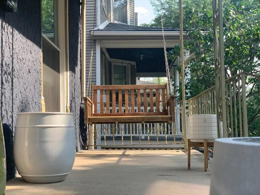 Bright, big family escape, W/parking, dogs welcome