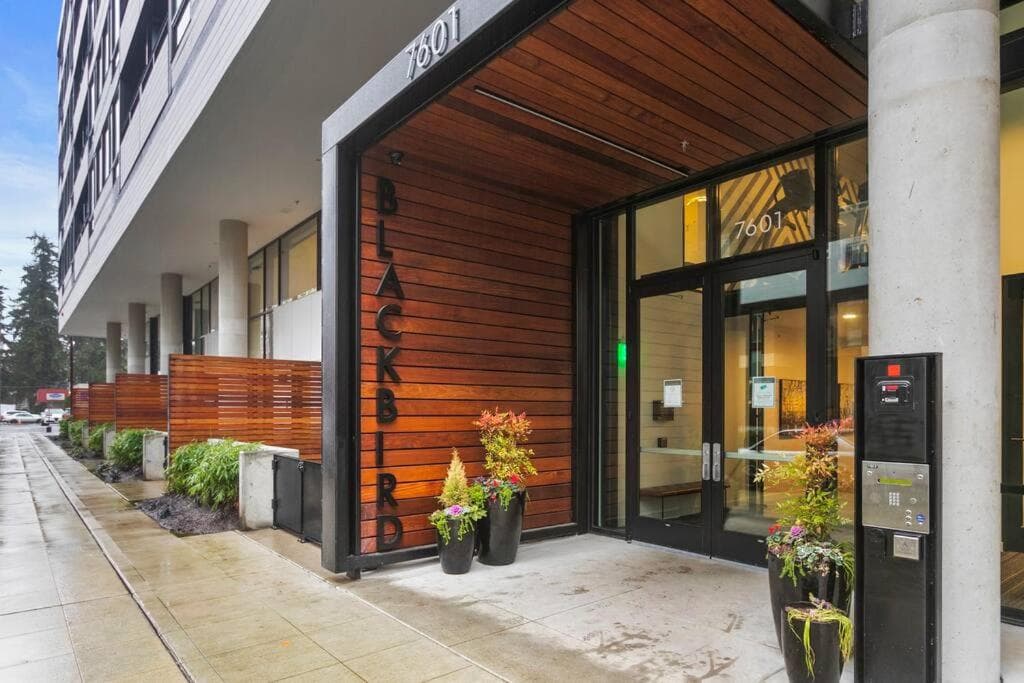Posh Lofty Pad in Central Redmond - 92 Walkscore!