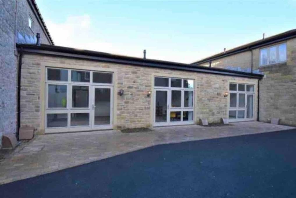 Smithy Bungalow, free private parking included, Buxton