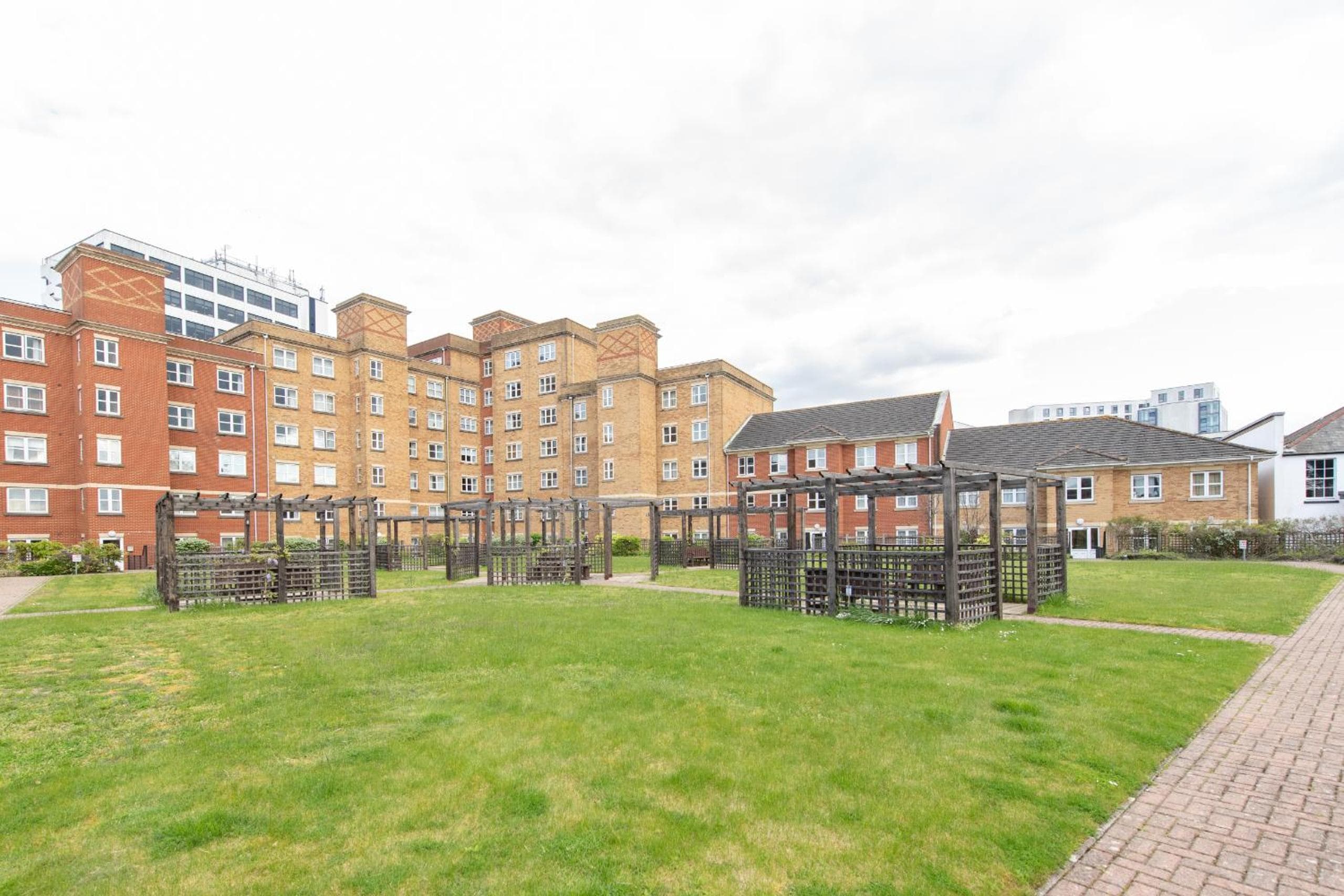 Escape The Matrix - 2 Bed Flat in City Centre with Free Parking