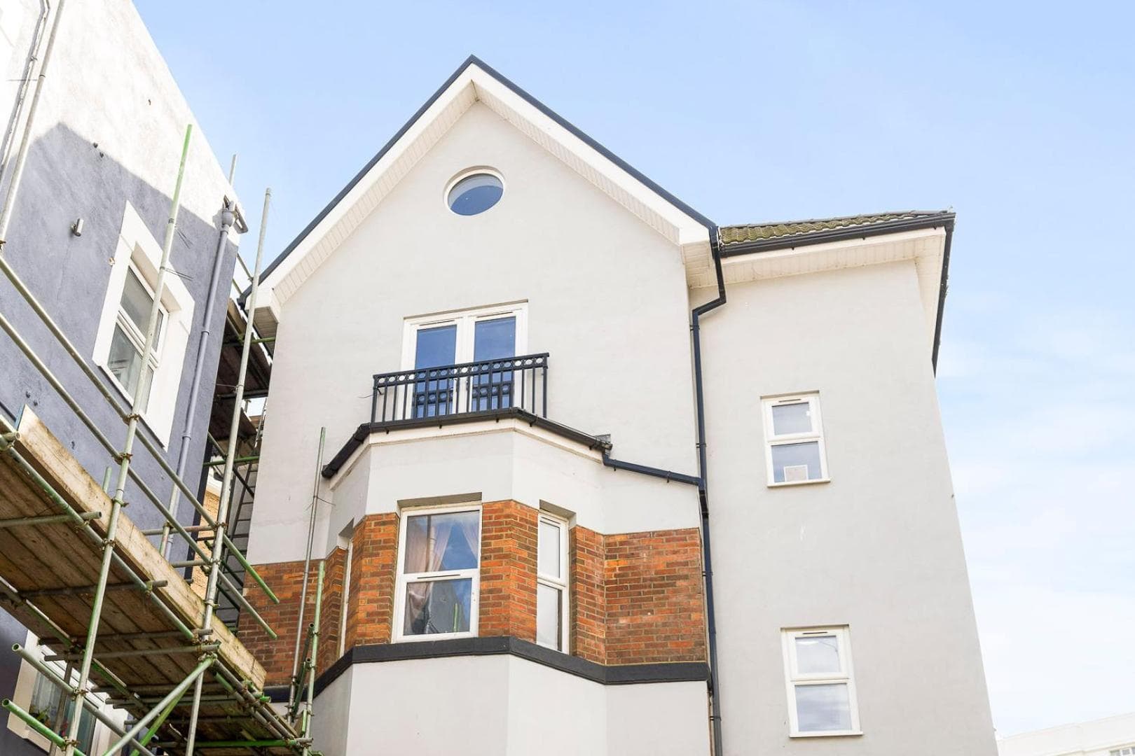 Spacious, newly renovated, three bedroom TOWN CENTRE duplex apartment with free parking, sleeps seven - Walking distance to beach