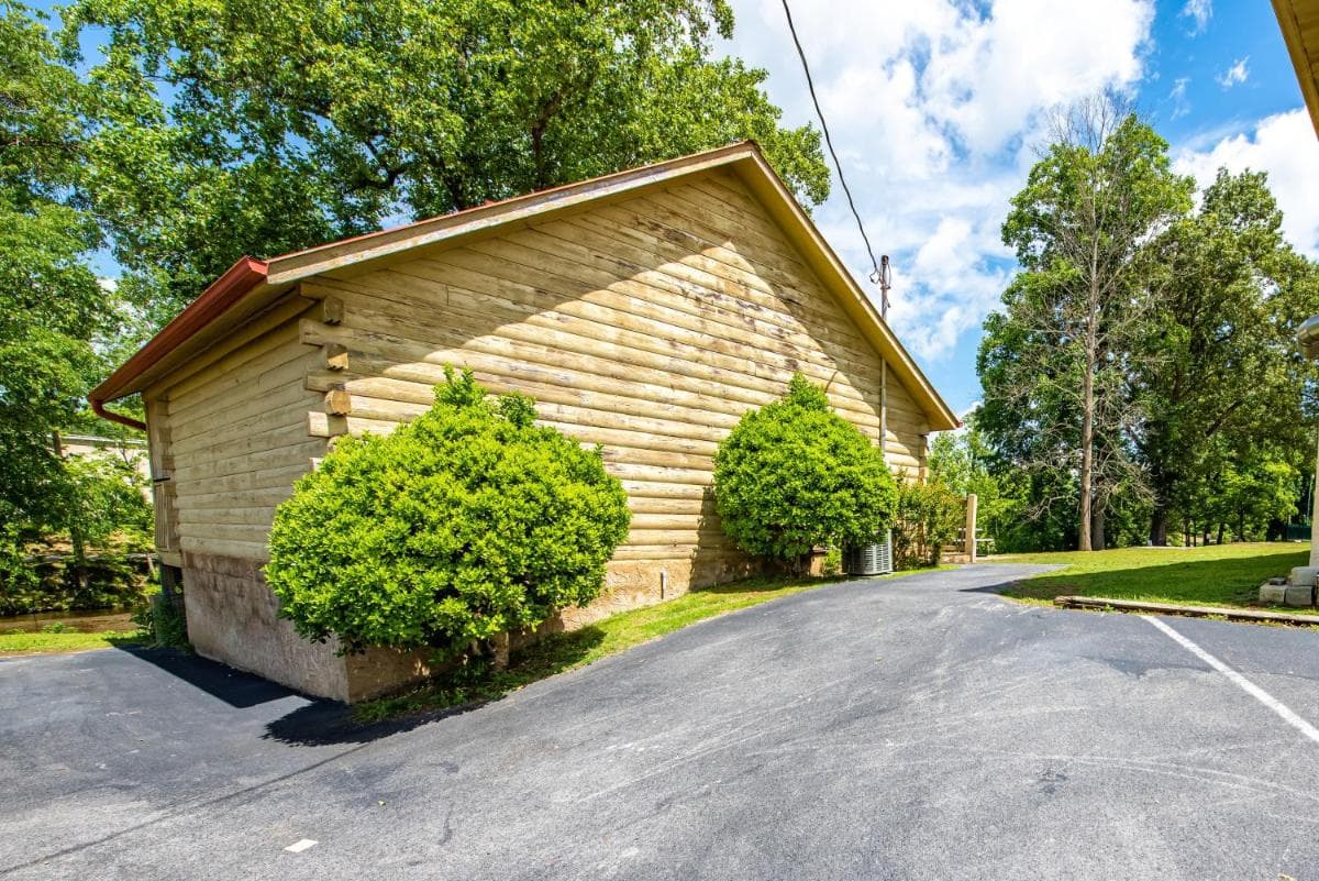 Cabin Close to parkway rd with River View