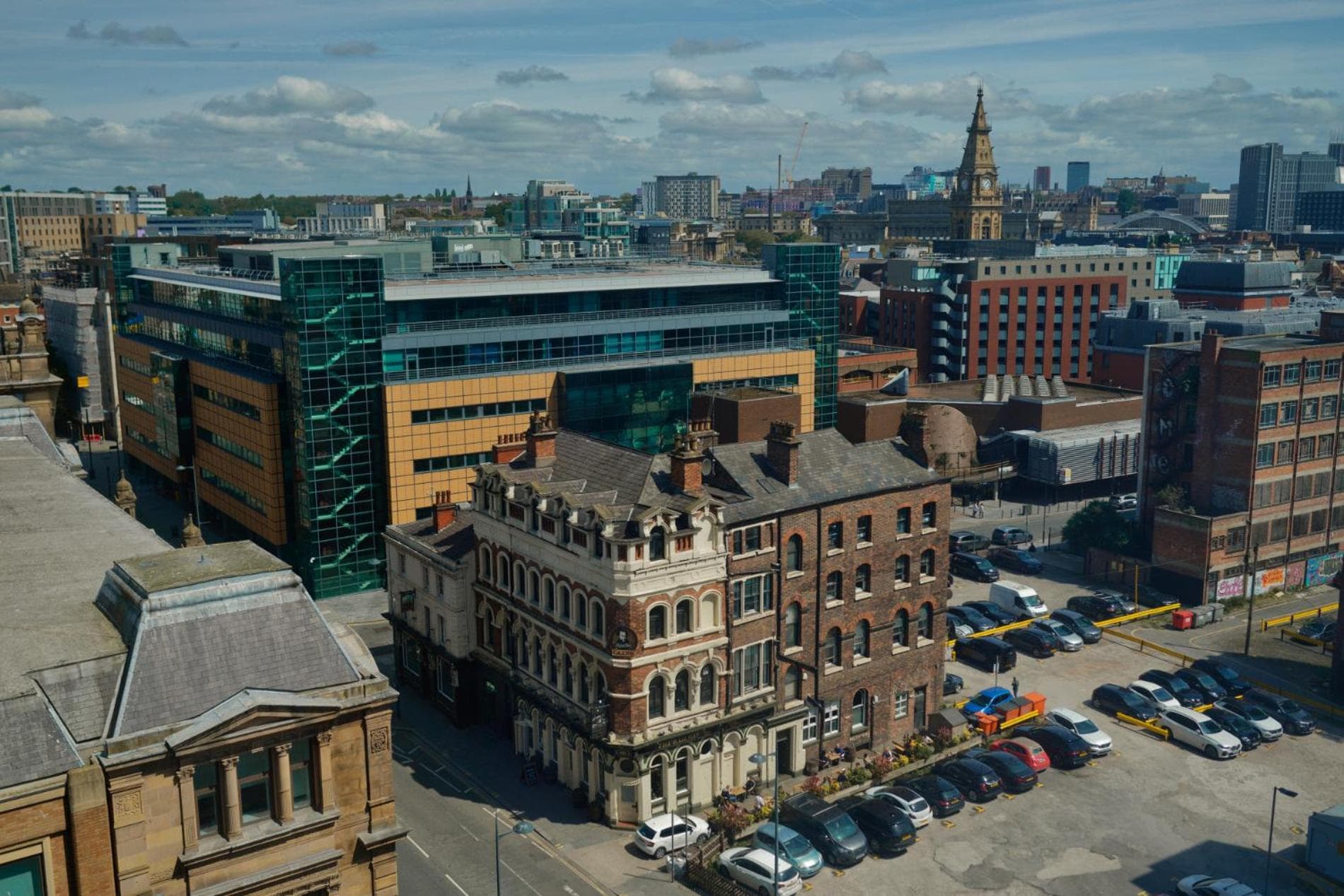 Sidemersey Livings - 2 Bedroom Central Skyline Apartment with views and parking
