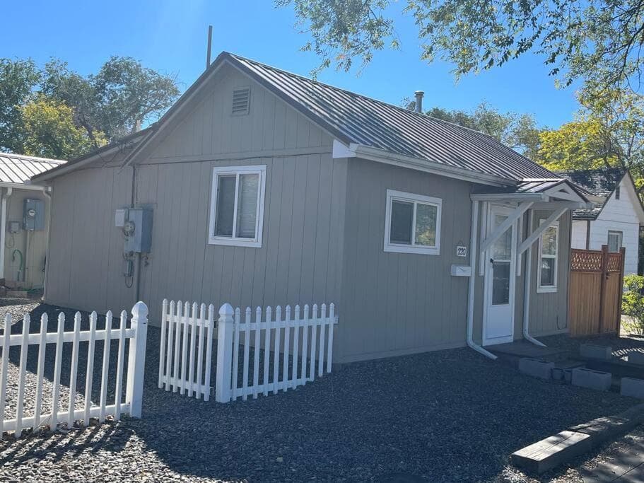 Cheerful pet-friendly bungalow right in town