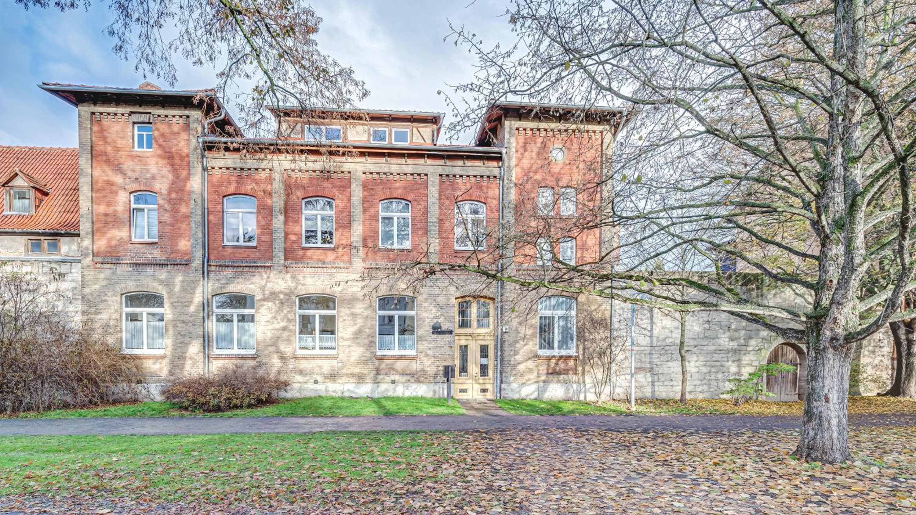 Residenz unter den Linden Falke