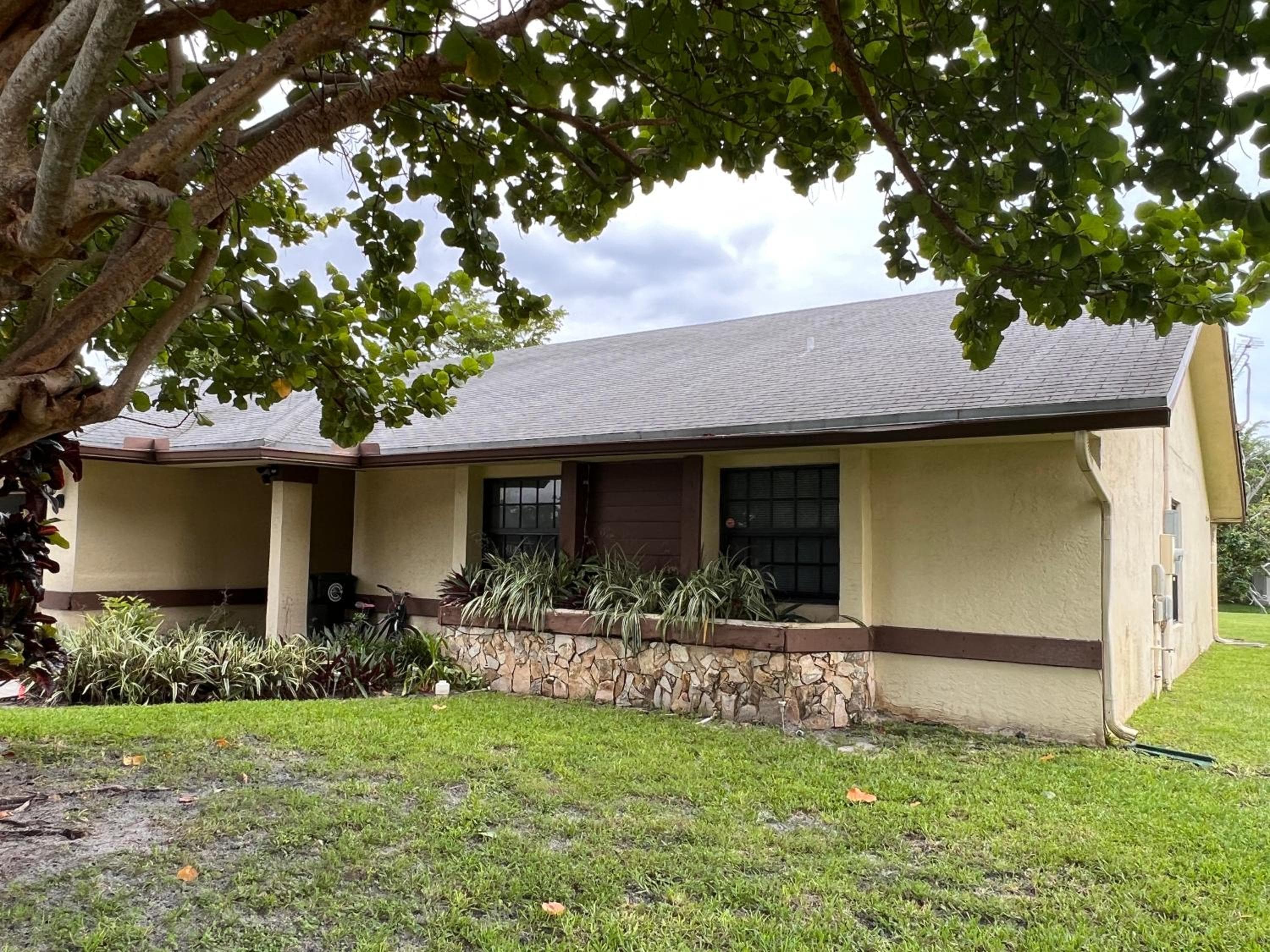 Entire Single Family home 3 bed 2 bath in water front big cozy back yard view